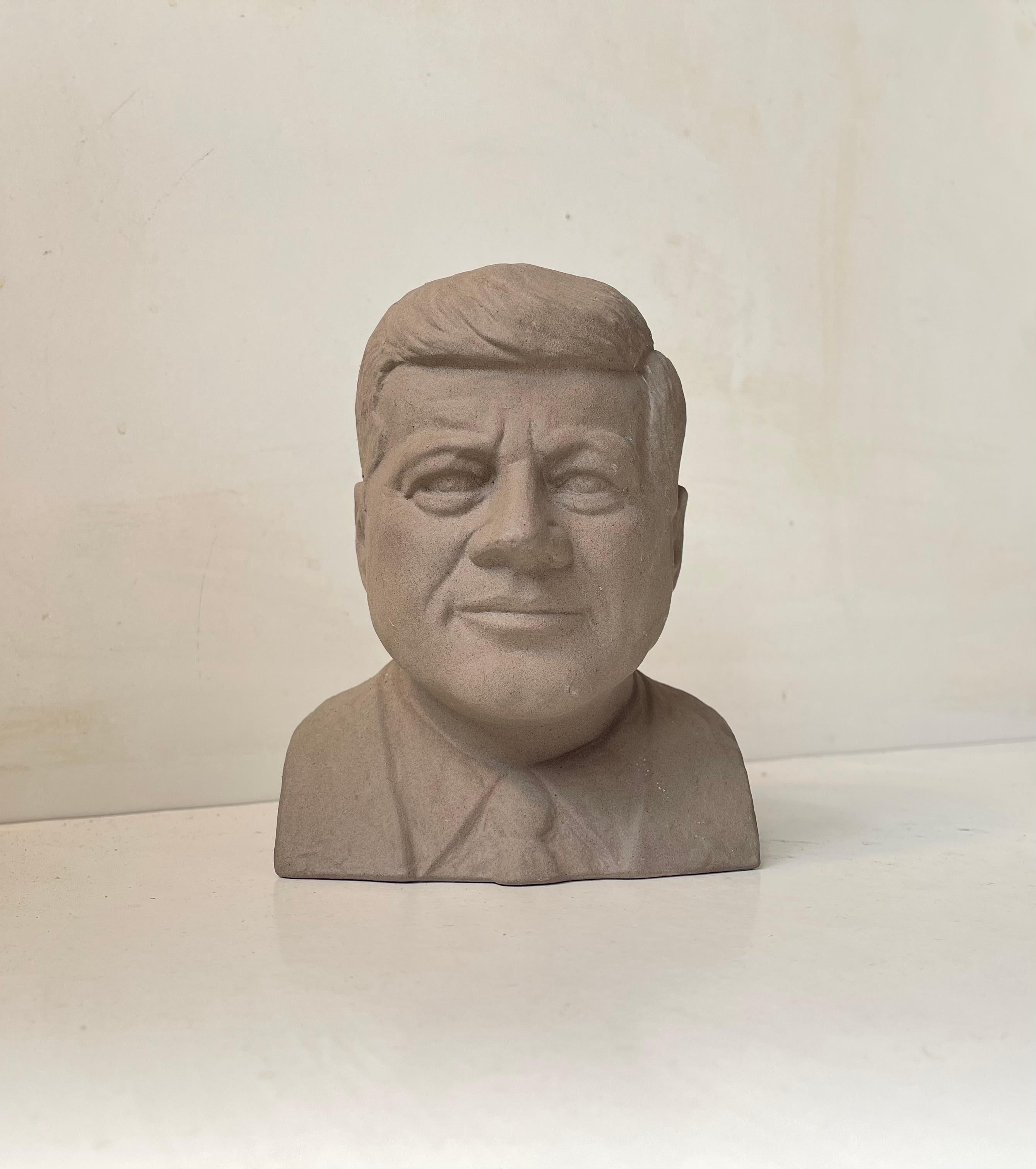 Busto antiguo de John F. Kennedy en cerámica, 1980 Sin esmaltar en venta