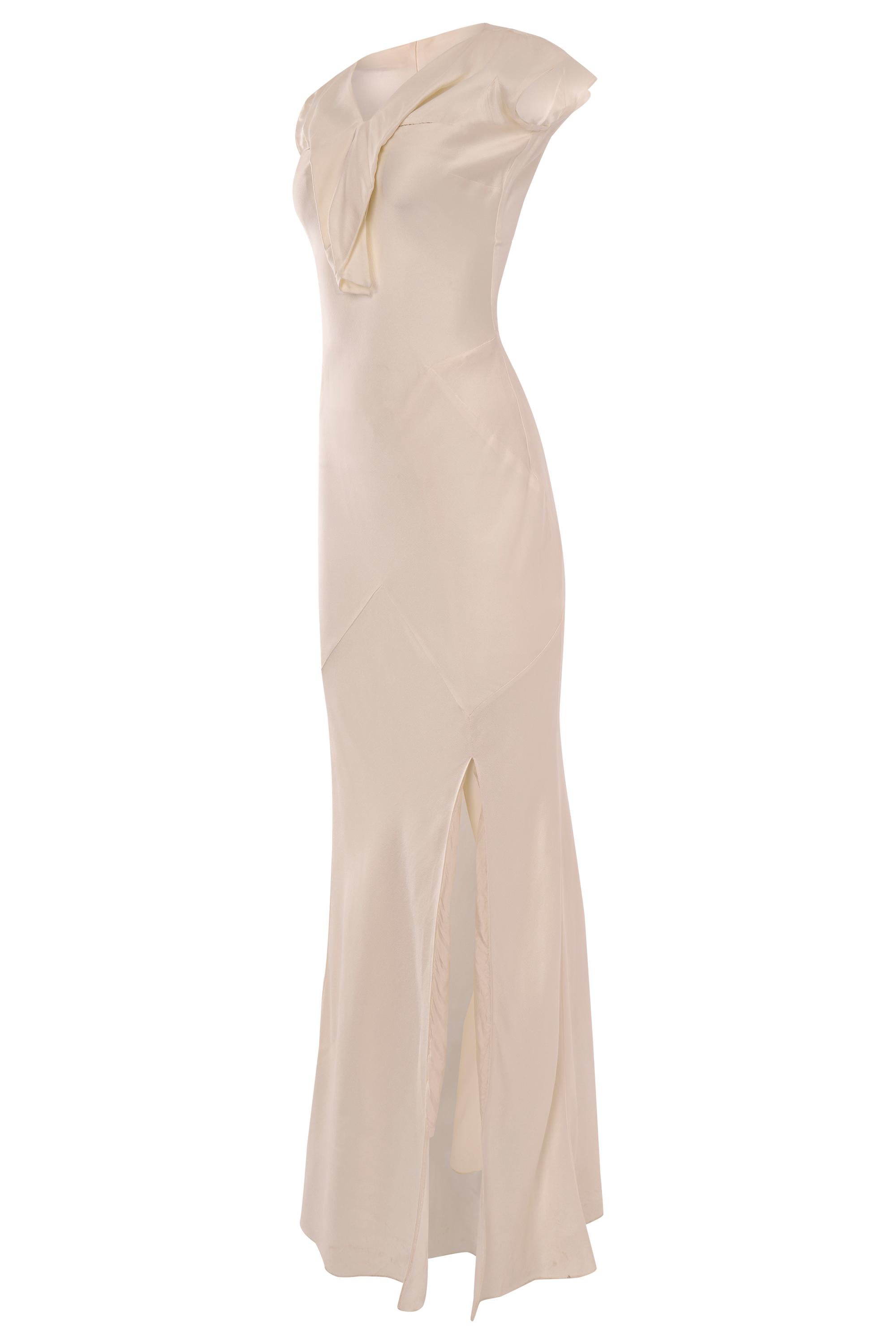 Vintage John Galliano ca. 2000/2010 weißes Seidenkleid. Mit weißem Seidenstoff, kurzen Ärmeln, V-Ausschnitt und geschlitztem Ausschnitt. Wird mit einem Reißverschluss auf der Rückseite geschlossen.  in ausgezeichnetem Zustand mit den