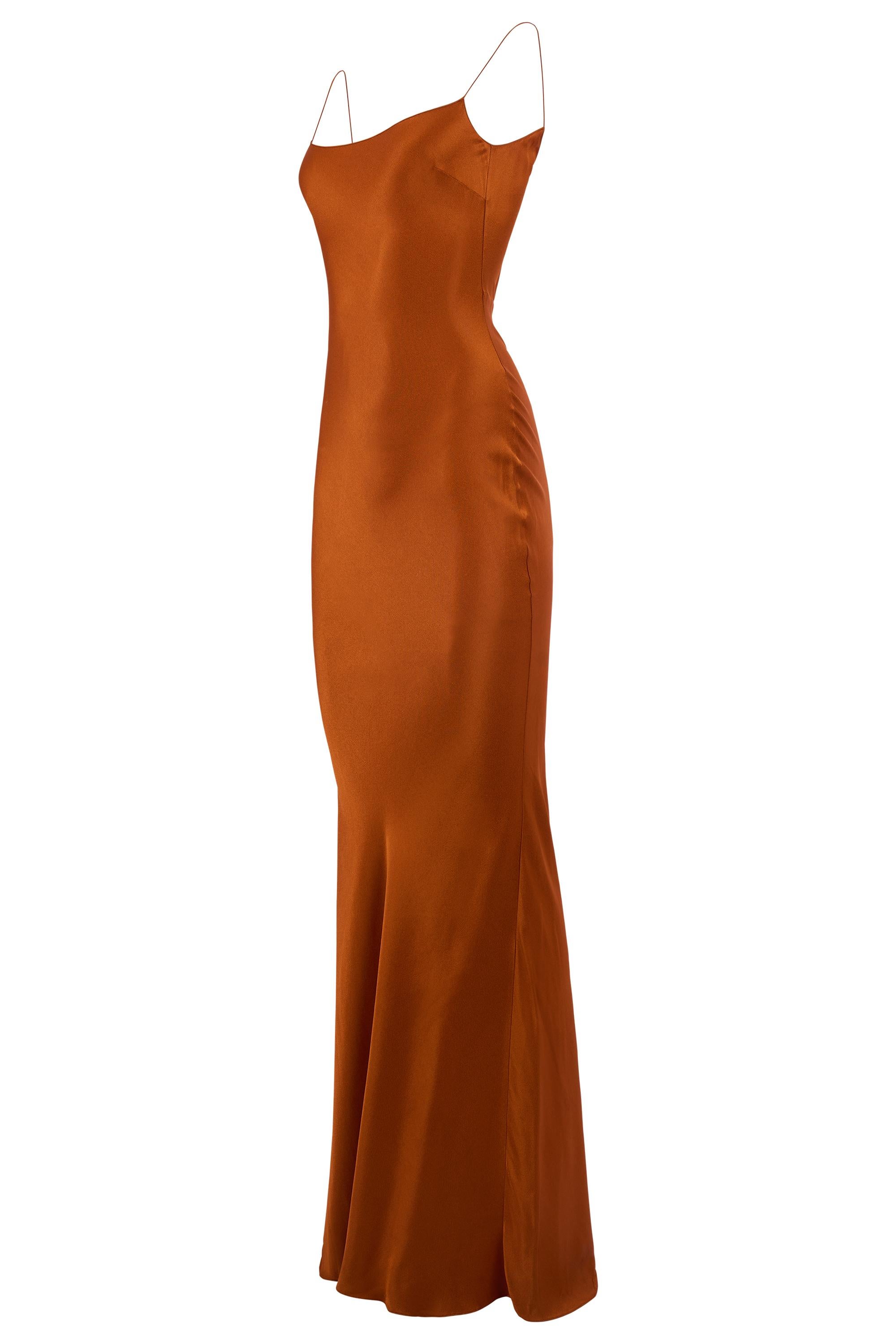 Vintage John Galliano de la collection 1999. Couleur orange brûlé, tissu en soie, bretelles spaghetti, encolure bénitier, longueur au sol. 

Vintage, en excellent état. 

Comme sur Kate Moss. 

Marque : John Galliano
Couleur : Orange
Taille : UK