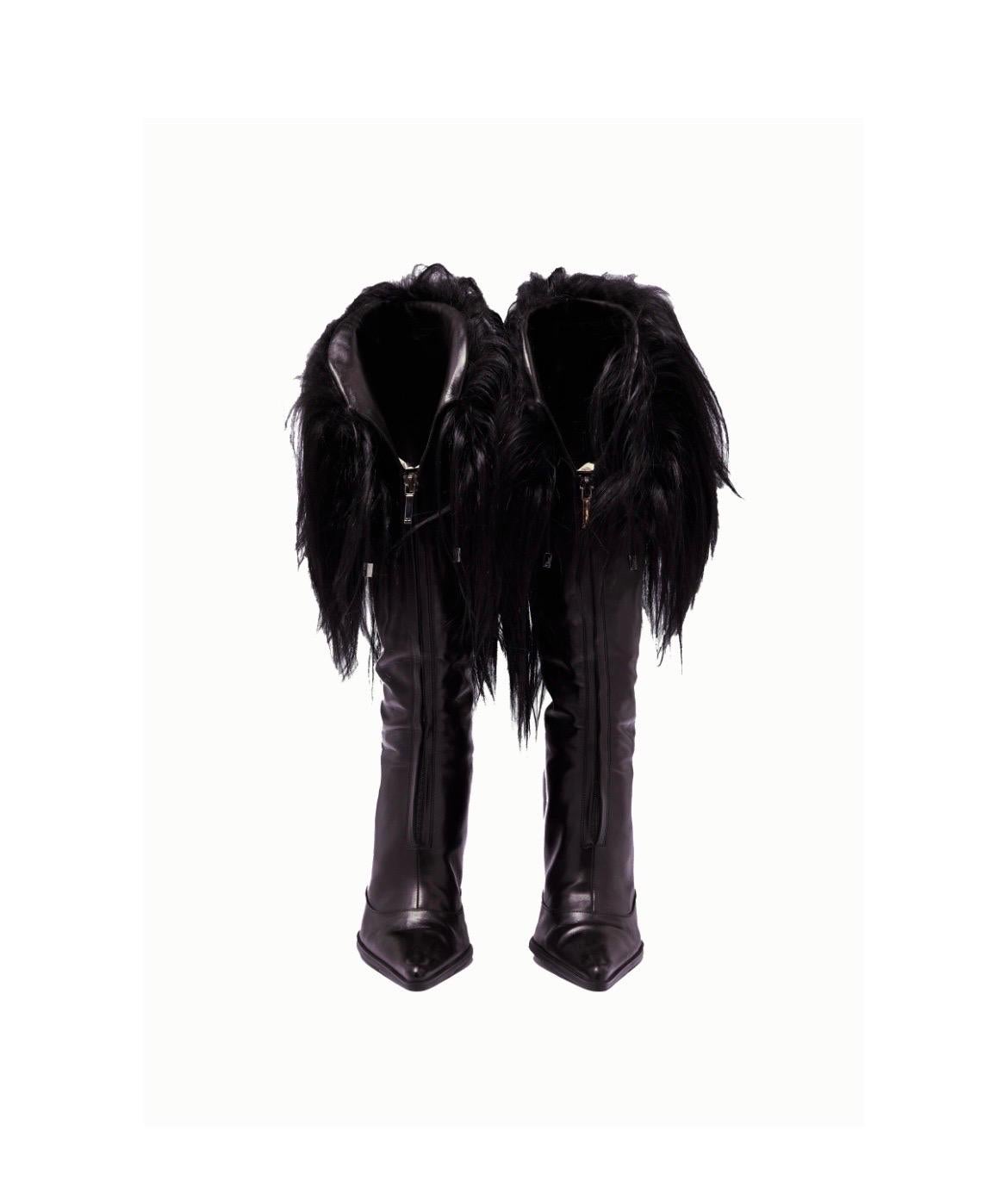 John Galliano for Christian Dior d'epoca Stivali in pelle nera con pelliccia di yak 
IT Taglia 36.5
Prodotto in Italia
Indossata delicatamente, in ottime condizioni