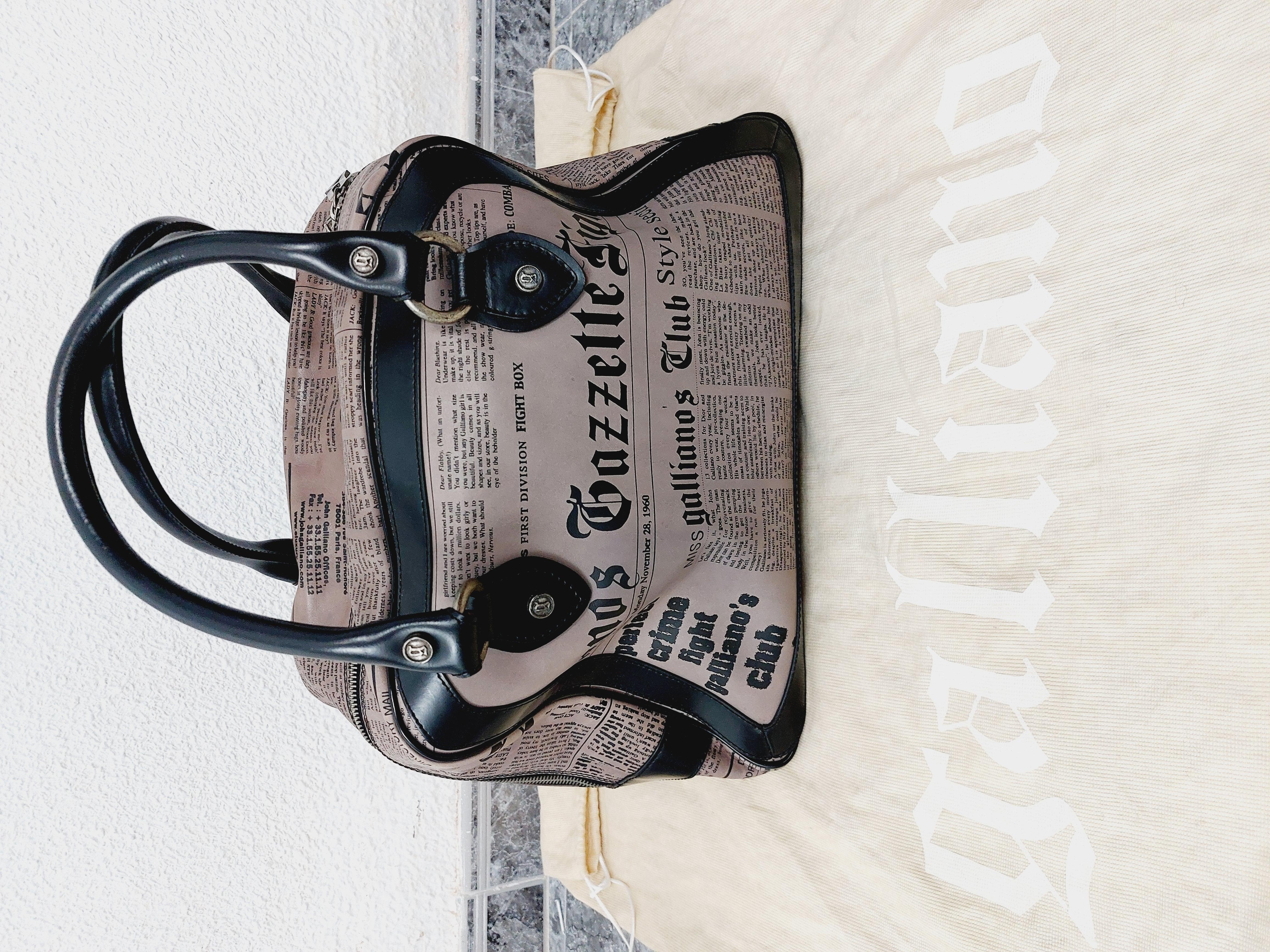 Vintage John Galliano Newspaper Gazette bag iconique 2000's Y2K sac à bandoulière en cuir gris avec impression noire grand fourre-tout 

Il s'agit d'un sac en cuir vintage rare avec John Galliano Gazette impression de journal et de grands titres. Il