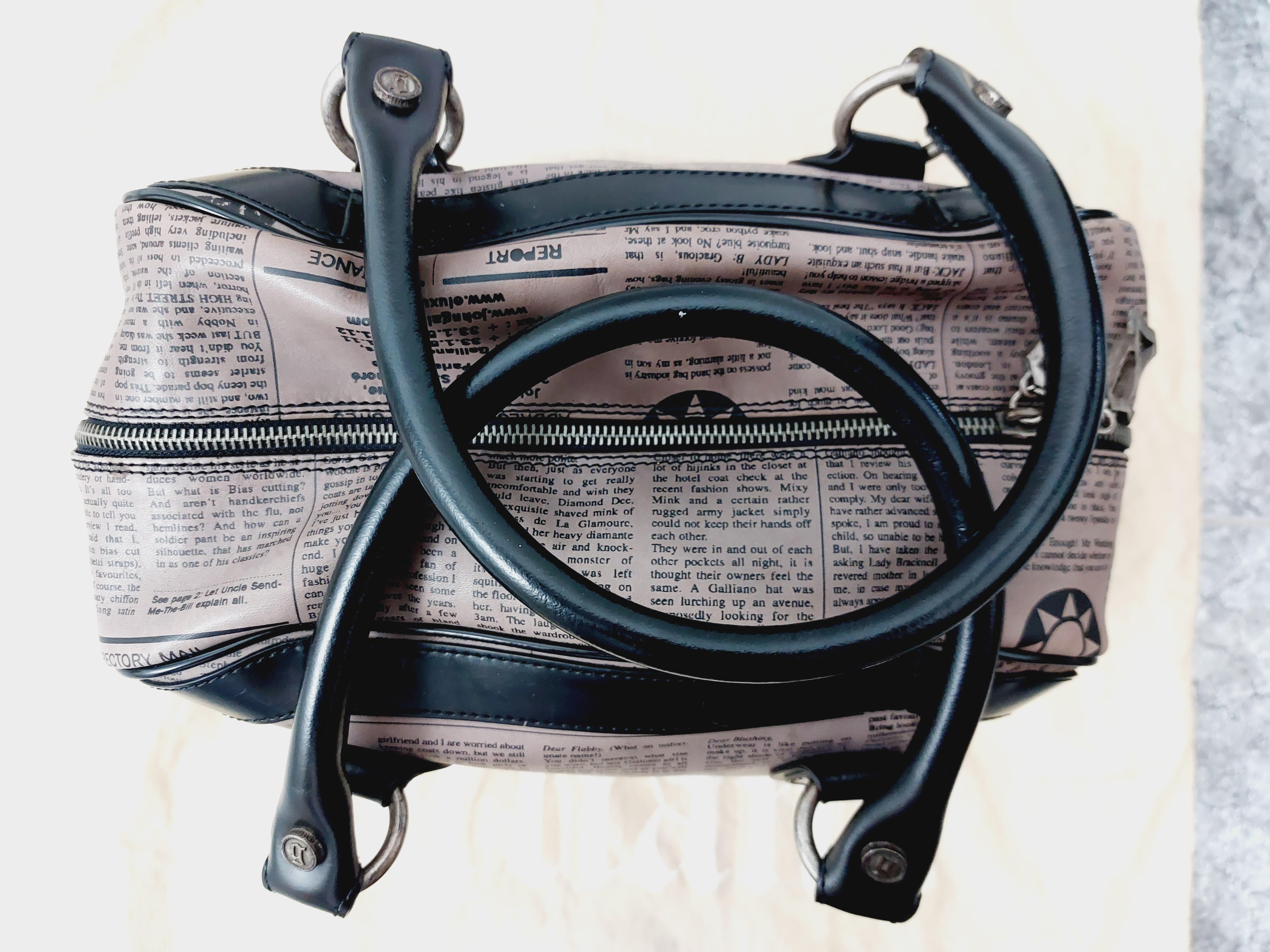 Vintage John Galliano Newspaper Gazette Iconic Y2K Handbag Bag In Excellent Condition For Sale In PARIS, FR