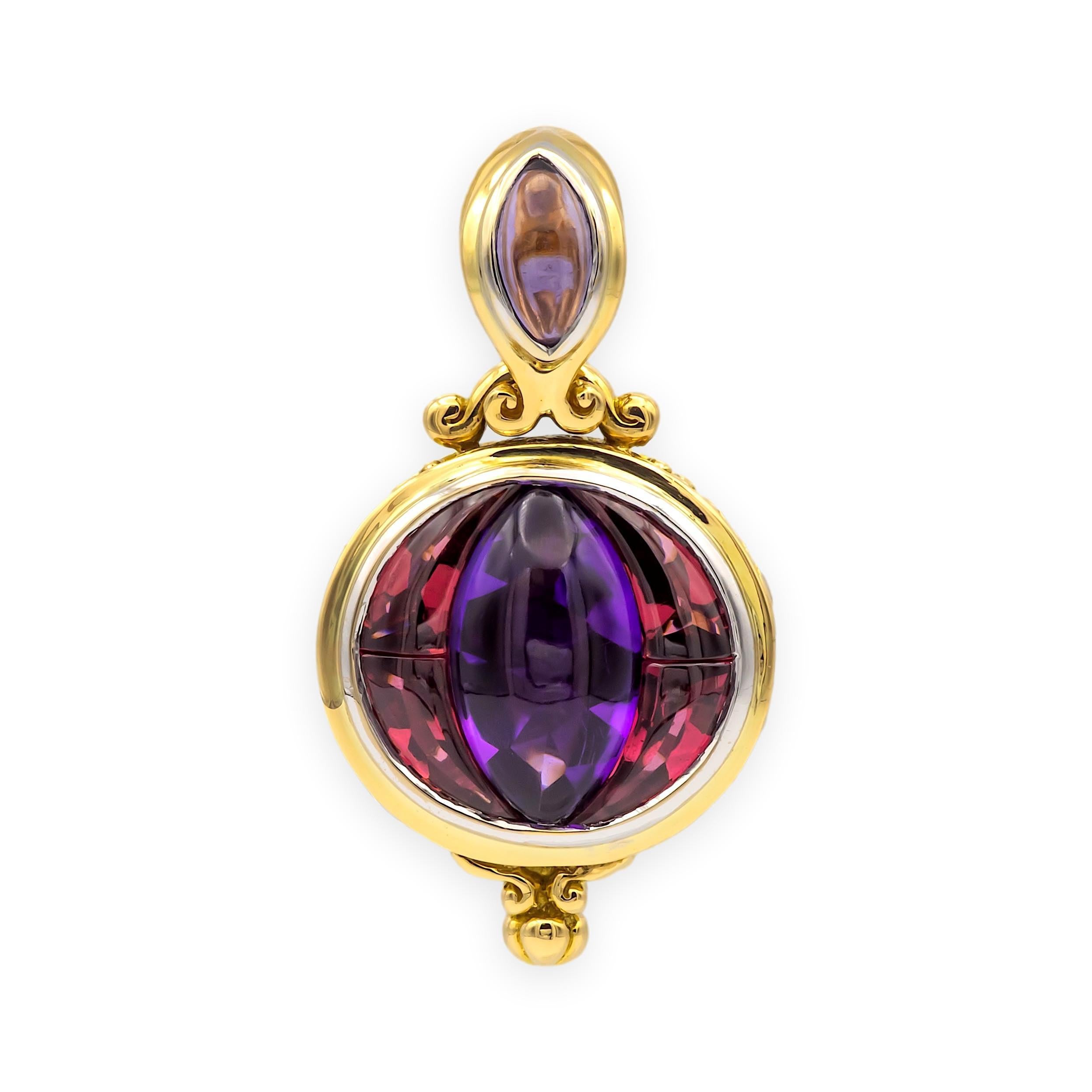 Un ciondolo John Hardy in oro giallo 18 carati con accenti in oro bianco, con al centro un'ametista a cupola di forma marquise affiancata da quattro gemme bruno-rossastre incastonate a mezzaluna (forse granati), ognuna delle quali misura circa 4 mm