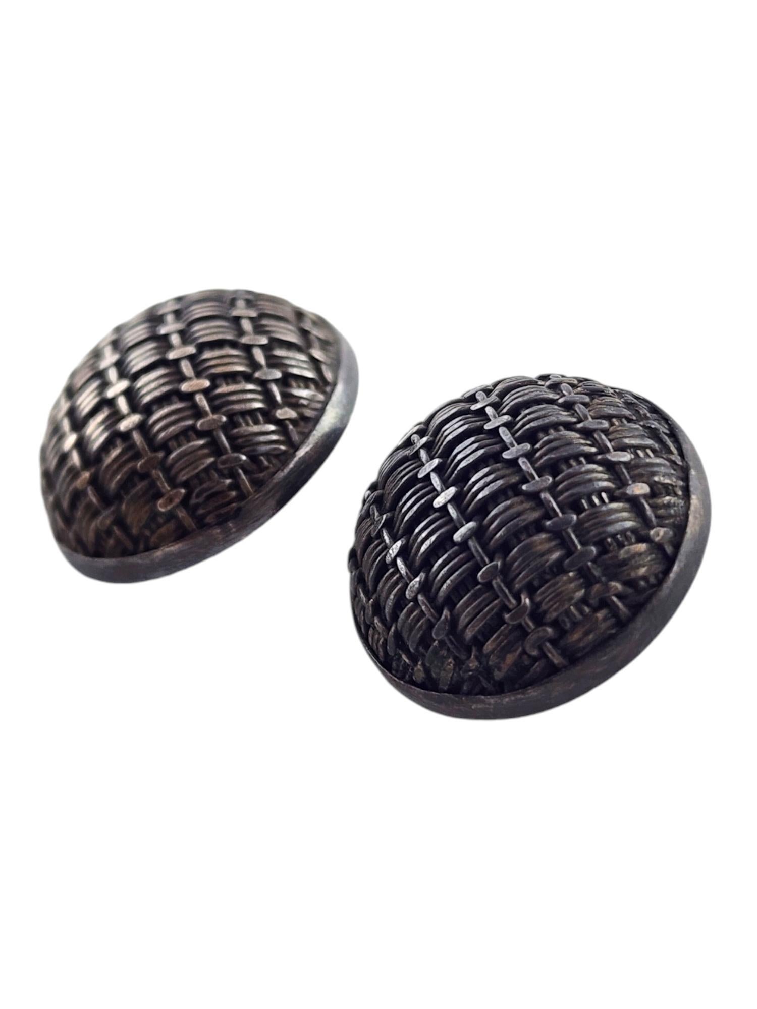 Vintage John Hardy Sterling Silver Set of 2 Basket Weave Buttons

These beautiful basket weave design buttons were meticulously crafted from sterling silver by designer John Hardy!

Size: 19.4mm X 19.4mm X 8.0mm

Weight: 8.57 g/ 5.51 dwt

Hallmark: