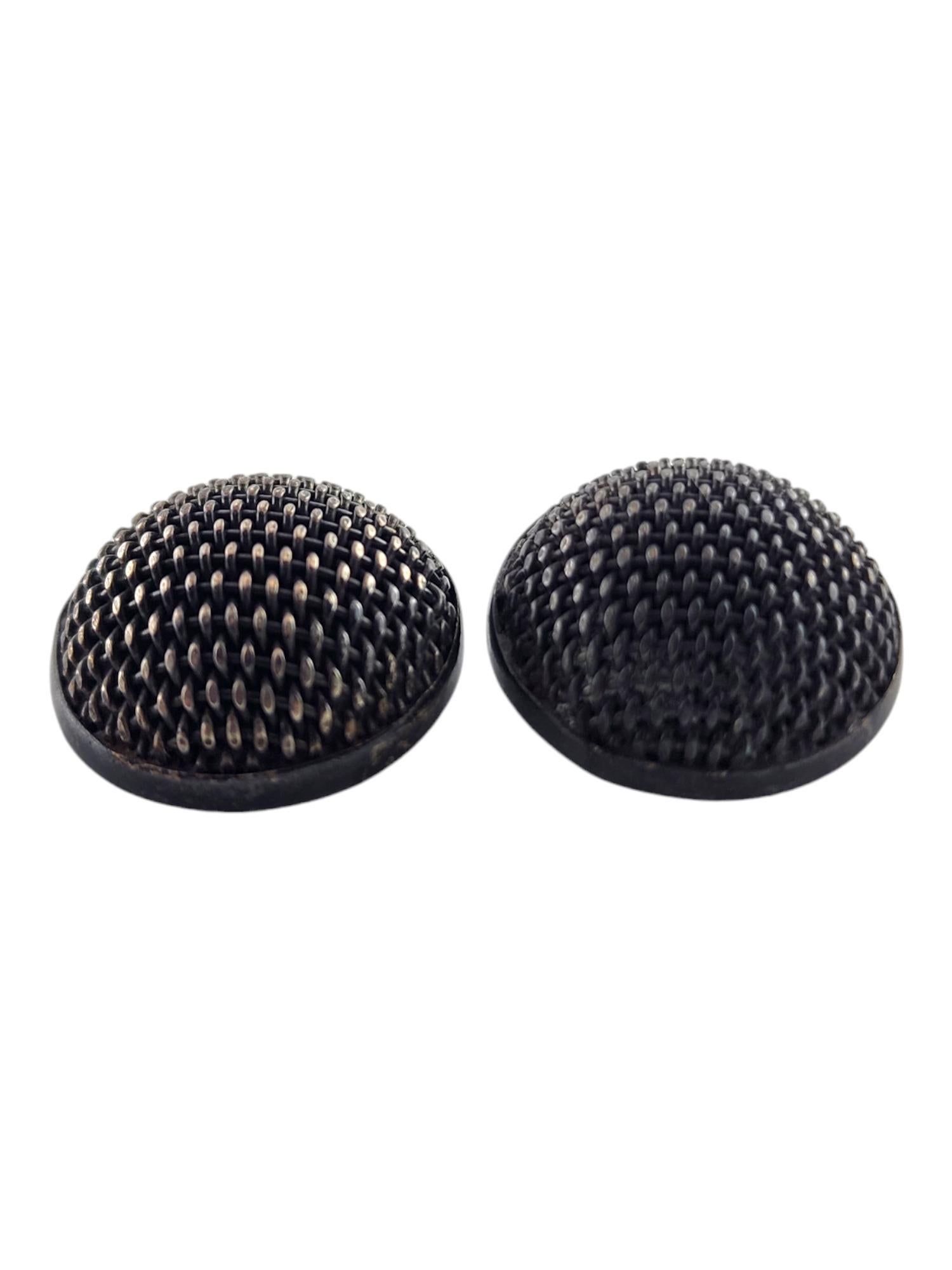 Vintage John Hardy Sterling Silver Set of 2 Basket Weave Buttons

These beautiful basket weave buttons were meticulously crafted from sterling silver by designer John Hardy!

Size: 19.05mm X19.05mm X 7.7mm

Weight: 7.39 g/ 4.76 dwt

Hallmark: JH 925