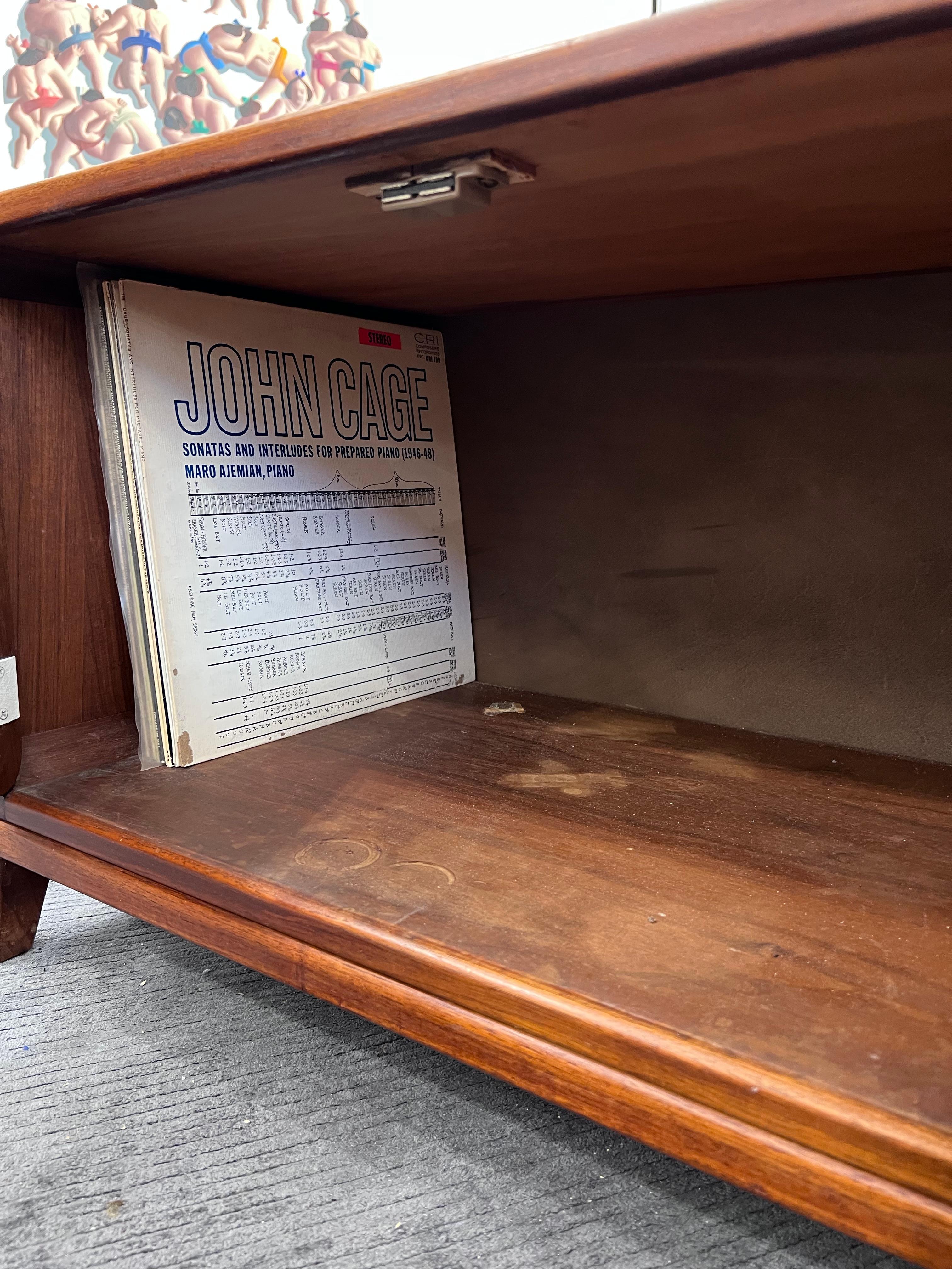 Vintage John Keal Brown-Saltman Mid Century Modern Low Credenza, Record, Stereo  In Good Condition In Los Angeles, CA