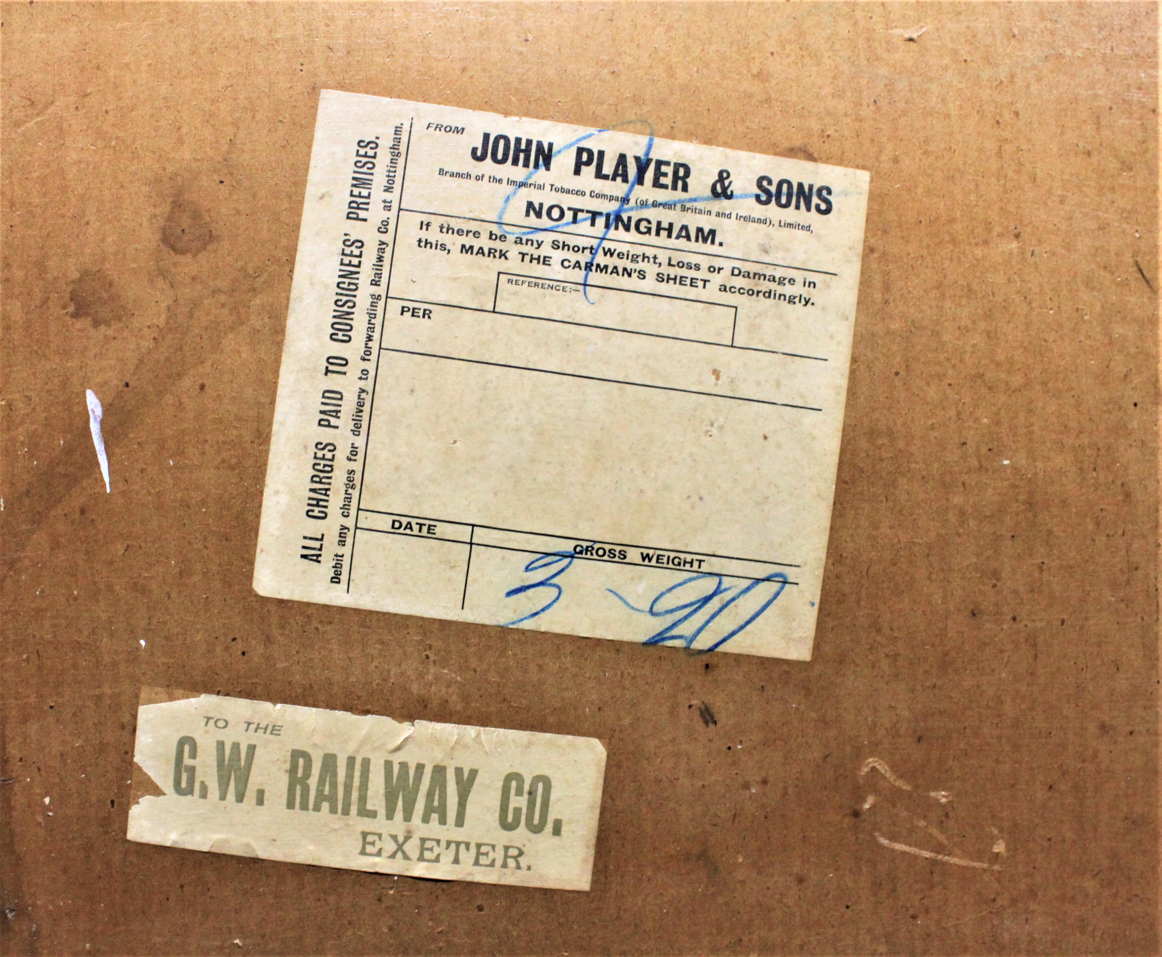 Bois Vintage - John Players - Publicité pour les cigarettes taillées en bleu marine - Crate ou boîte d'expédition en vente
