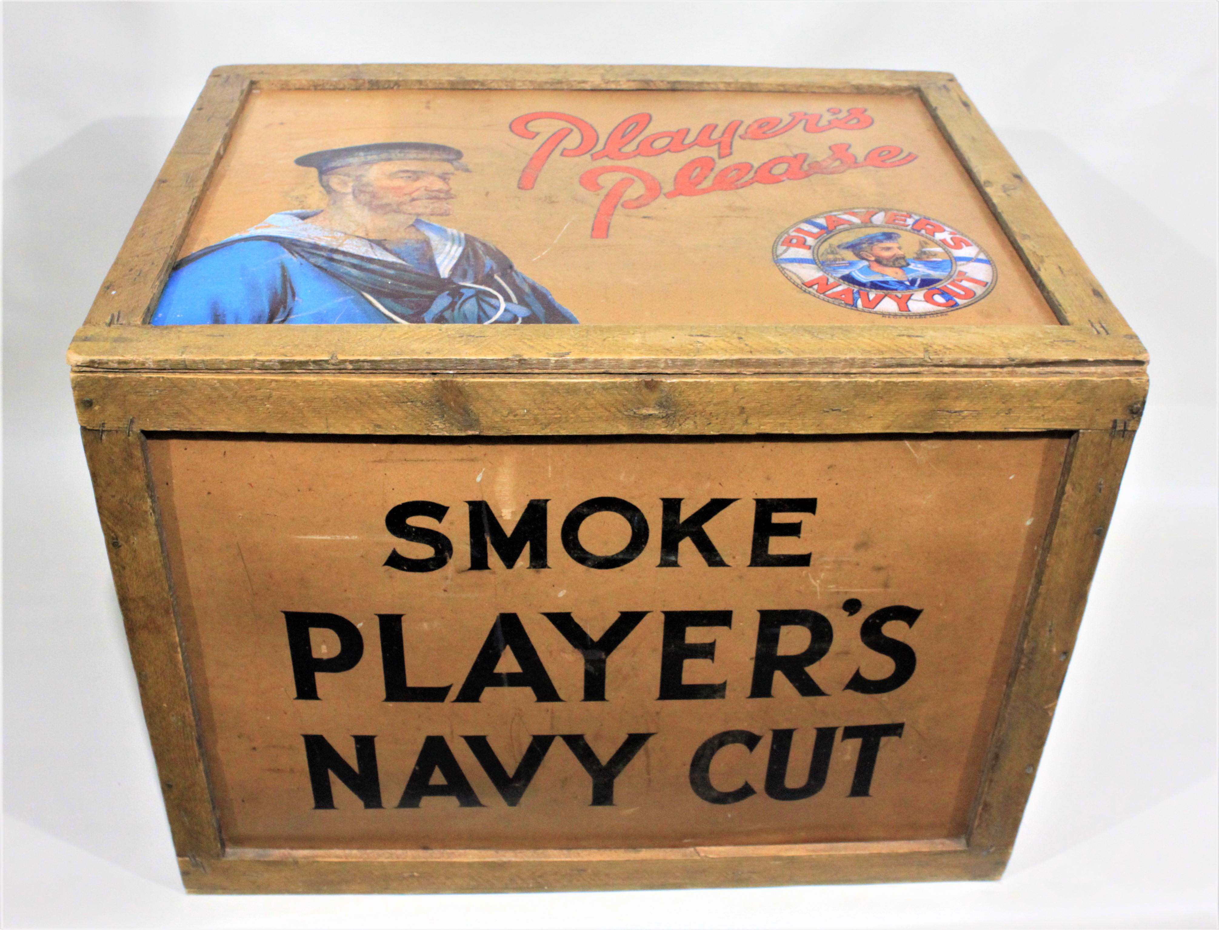 Fabriquée au milieu des années 1860, cette caisse d'expédition en bois et sérigraphie a été fabriquée pour les cigarettes iconiques Player's Navy Cut. La caisse semble avoir été expédiée d'Angleterre, et très probablement de l'établissement de