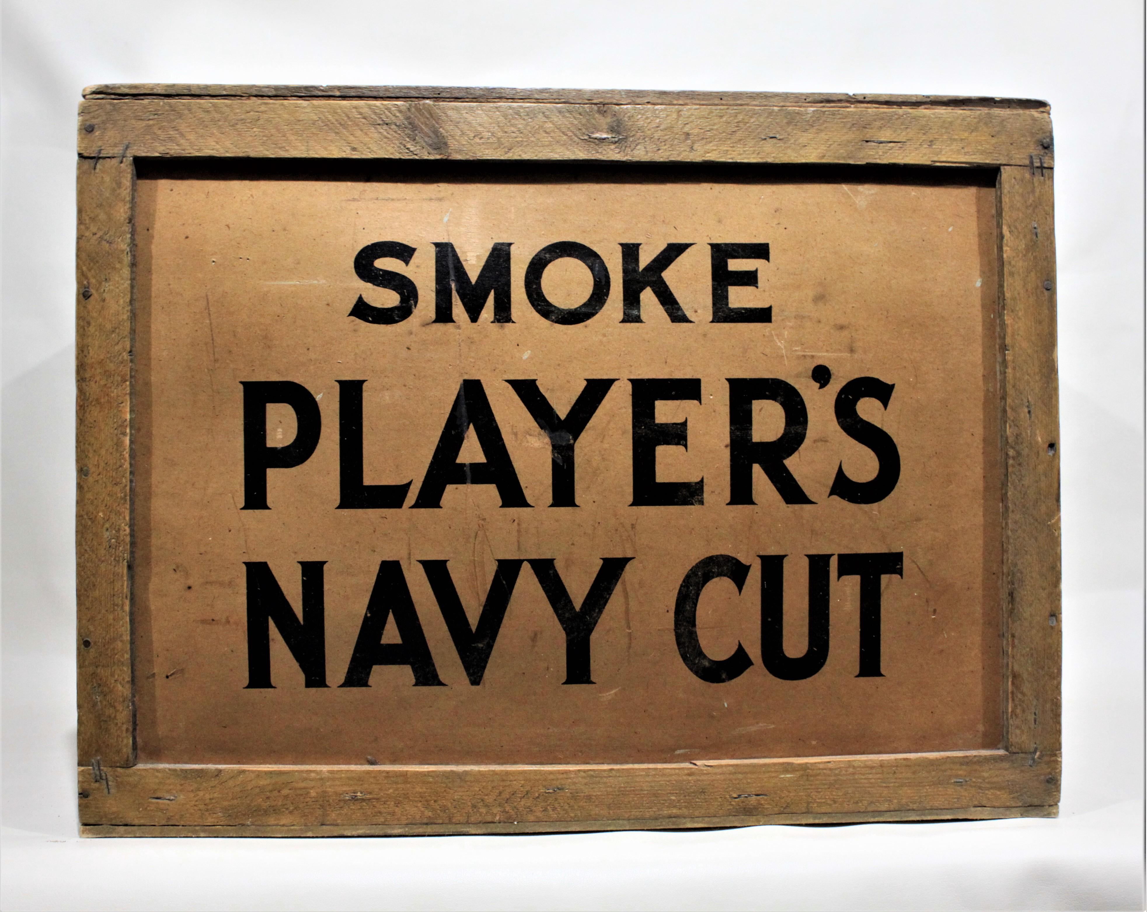 Anglais Vintage - John Players - Publicité pour les cigarettes taillées en bleu marine - Crate ou boîte d'expédition en vente