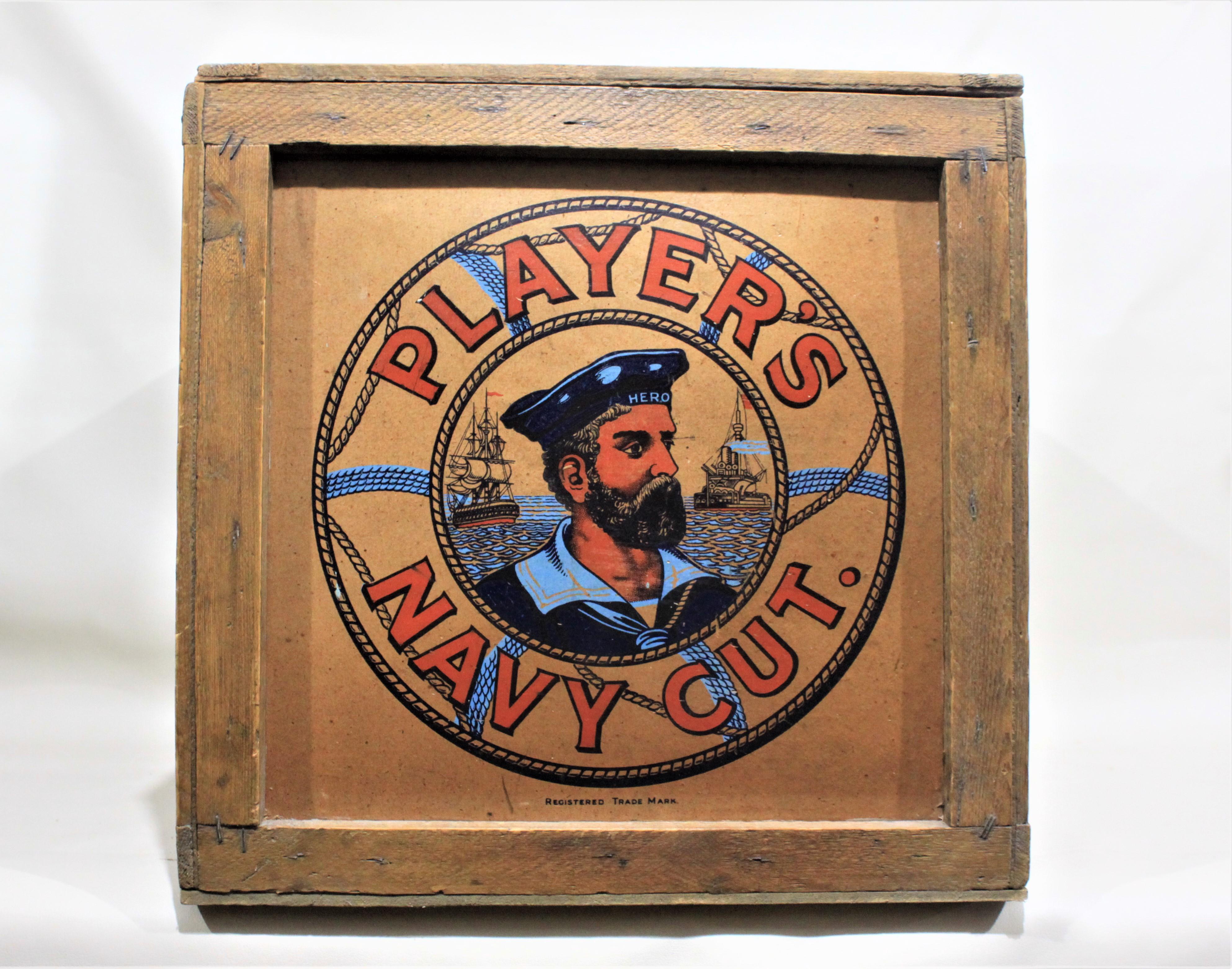 Peint Vintage - John Players - Publicité pour les cigarettes taillées en bleu marine - Crate ou boîte d'expédition en vente