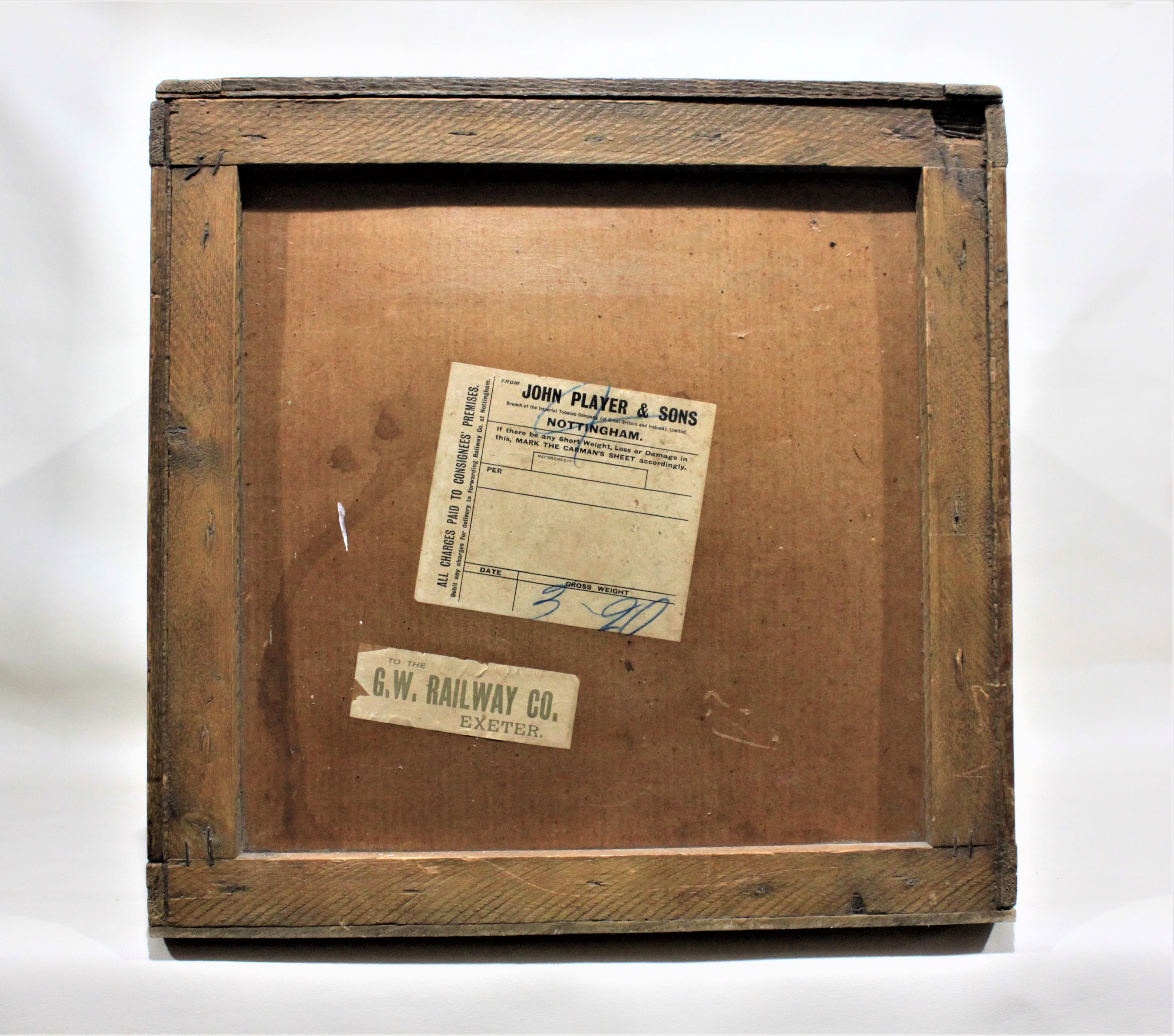 20ième siècle Vintage - John Players - Publicité pour les cigarettes taillées en bleu marine - Crate ou boîte d'expédition en vente