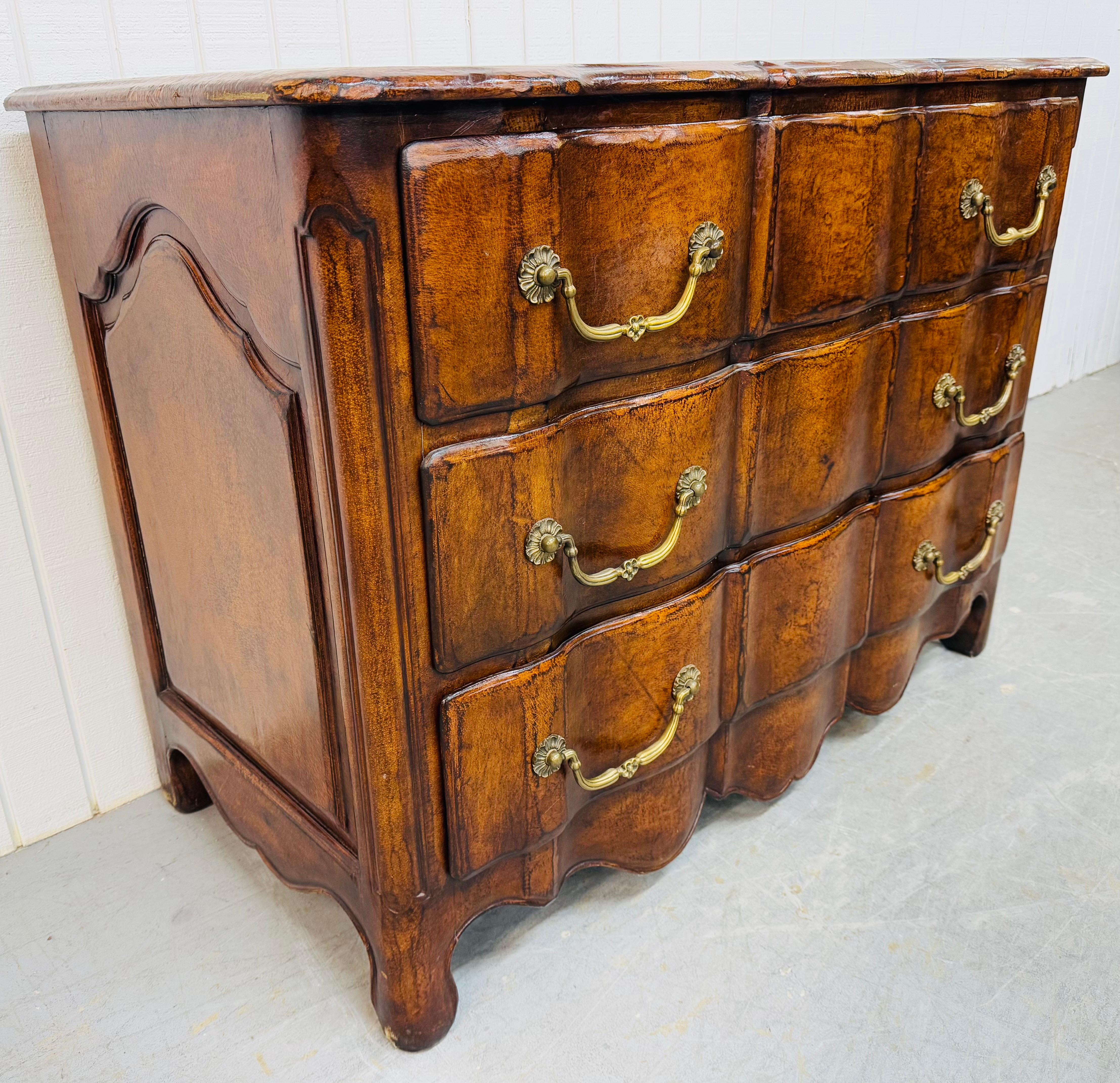 Questa inserzione si riferisce a una cassapanca in pelle d'epoca in stile John Richard. Il design è alla francese, i cassetti sono tre, le maniglie sono in ottone e la finitura è in pelle. Si tratta di una combinazione eccezionale di qualità e