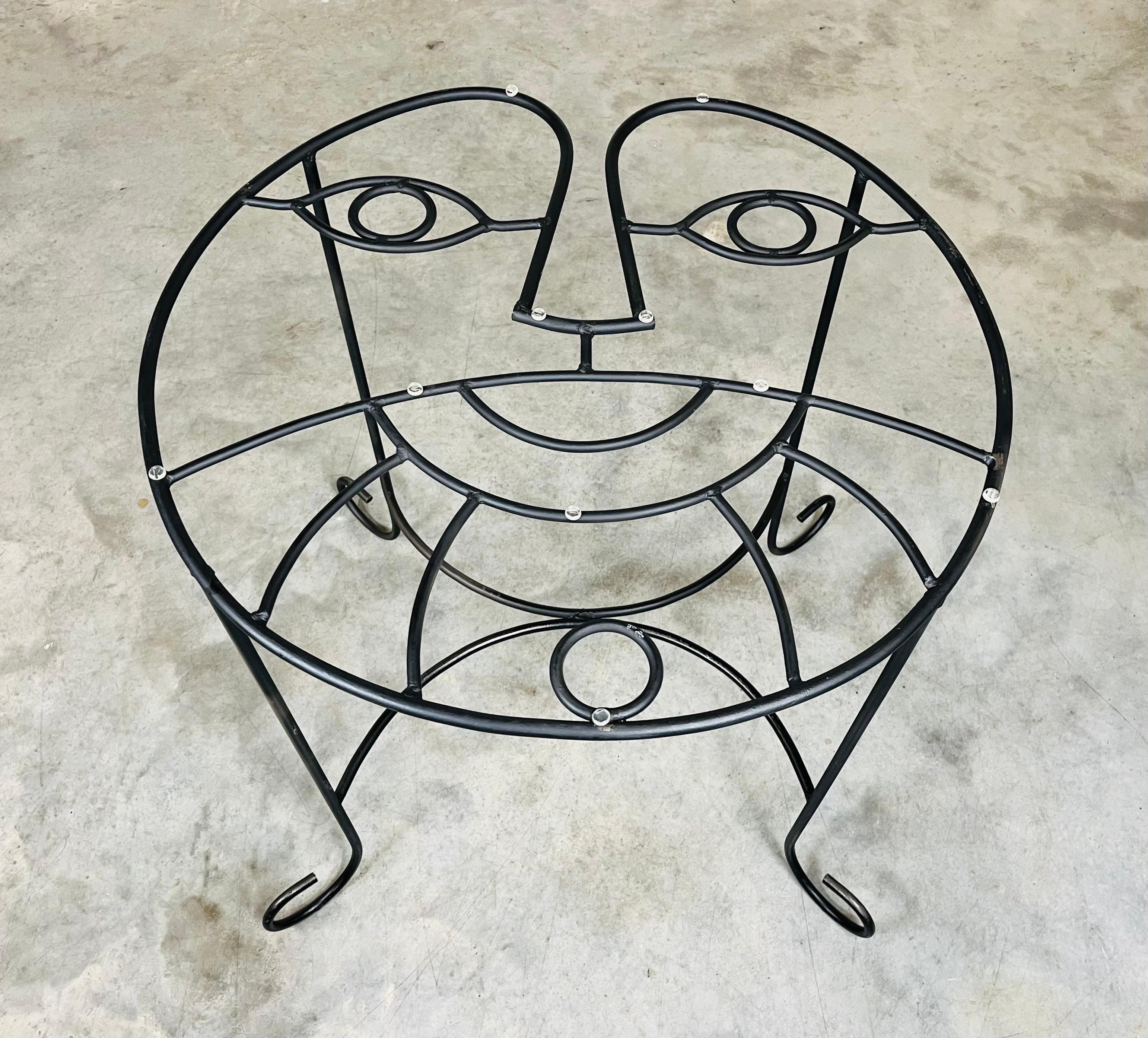 Esstisch & Stühle aus massivem Eisen im John Risley-Stil, His & Hers Face (20. Jahrhundert)