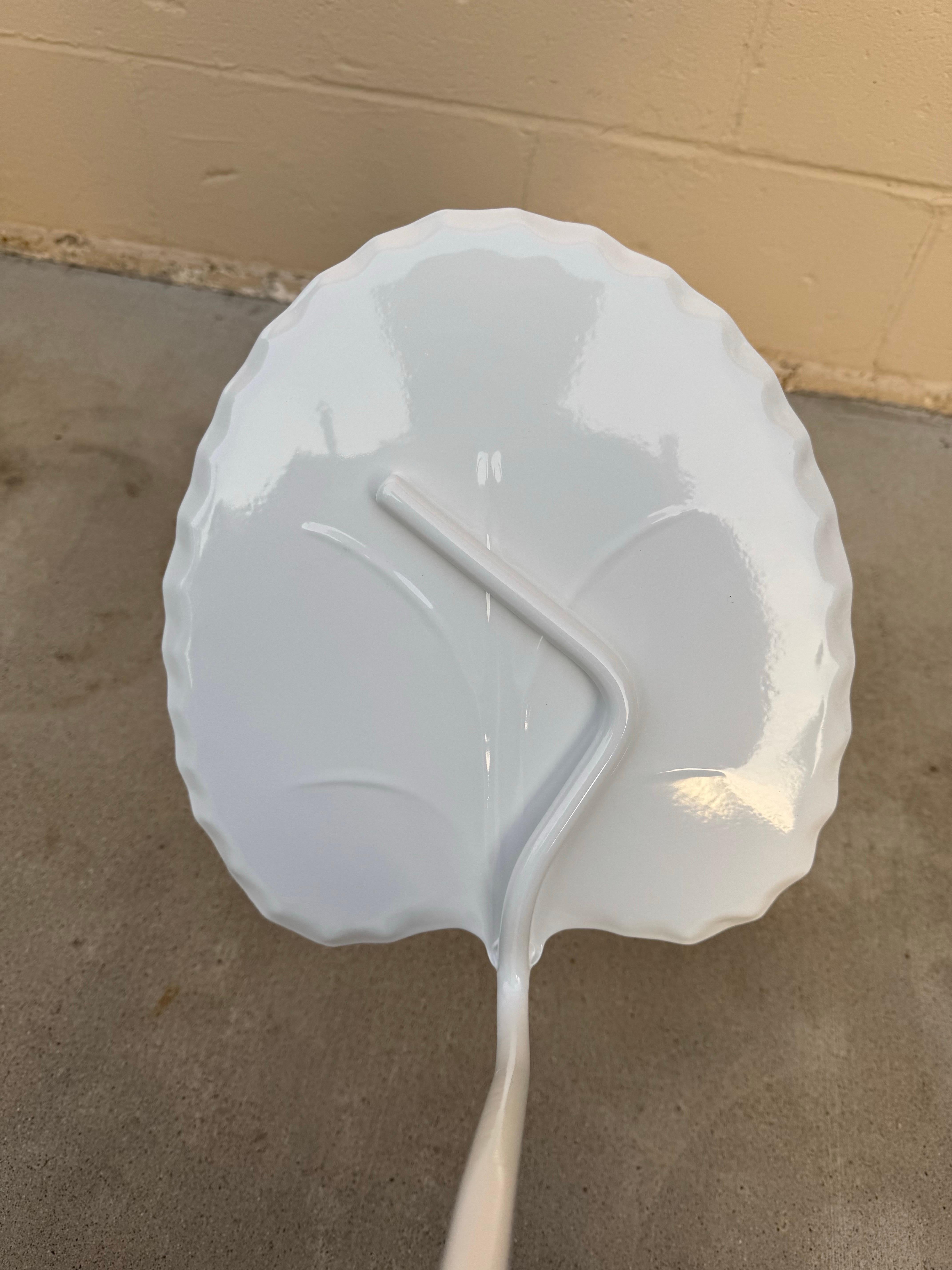 Mesa auxiliar vintage John Salterini con forma de hoja de azucena en venta 7
