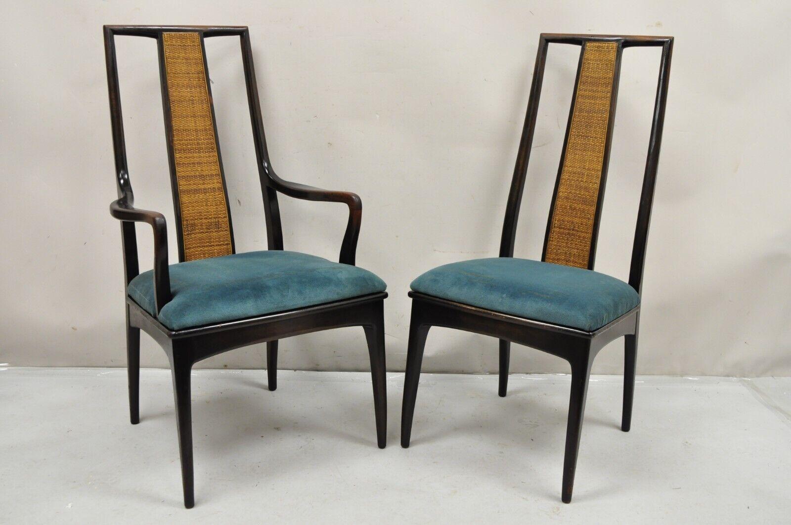 Vintage John Stuart Cane Back Mid Century Modern Asian Inspired Dining Chairs - Set of 10. L'article comprend 2 fauteuils, 8 chaises d'appoint, dossiers en panneaux de canne, cadre en bois massif sculpté, étiquette d'origine, ensemble très rare de