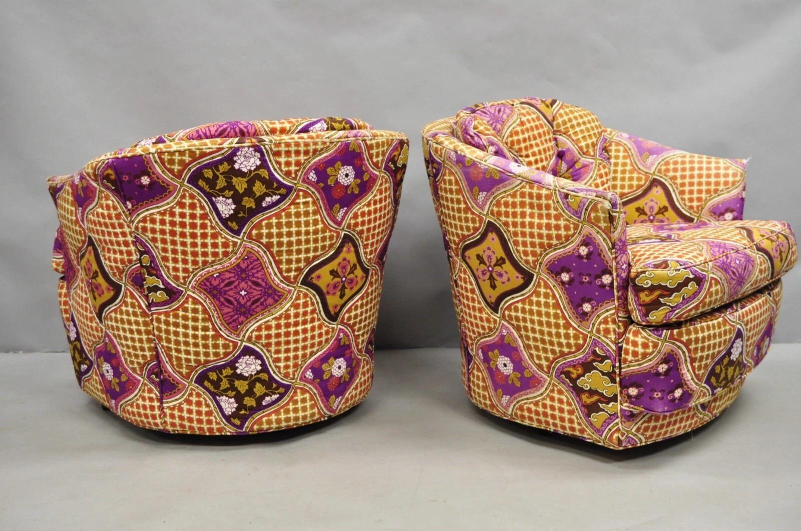 Vintage John Stuart Mid Century Modern Purple and Brown/Orange Lattice Floral Print Barrel Back Club Lounge Chairs - a Pair. Les chaises sont dotées de roulettes à base pivotante et retour. Circa Mid 20th Century. Dimensions : 27