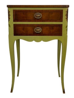 Vintage John Widdicomb Mesa auxiliar de dos cajones pintada con patas cabriolé.