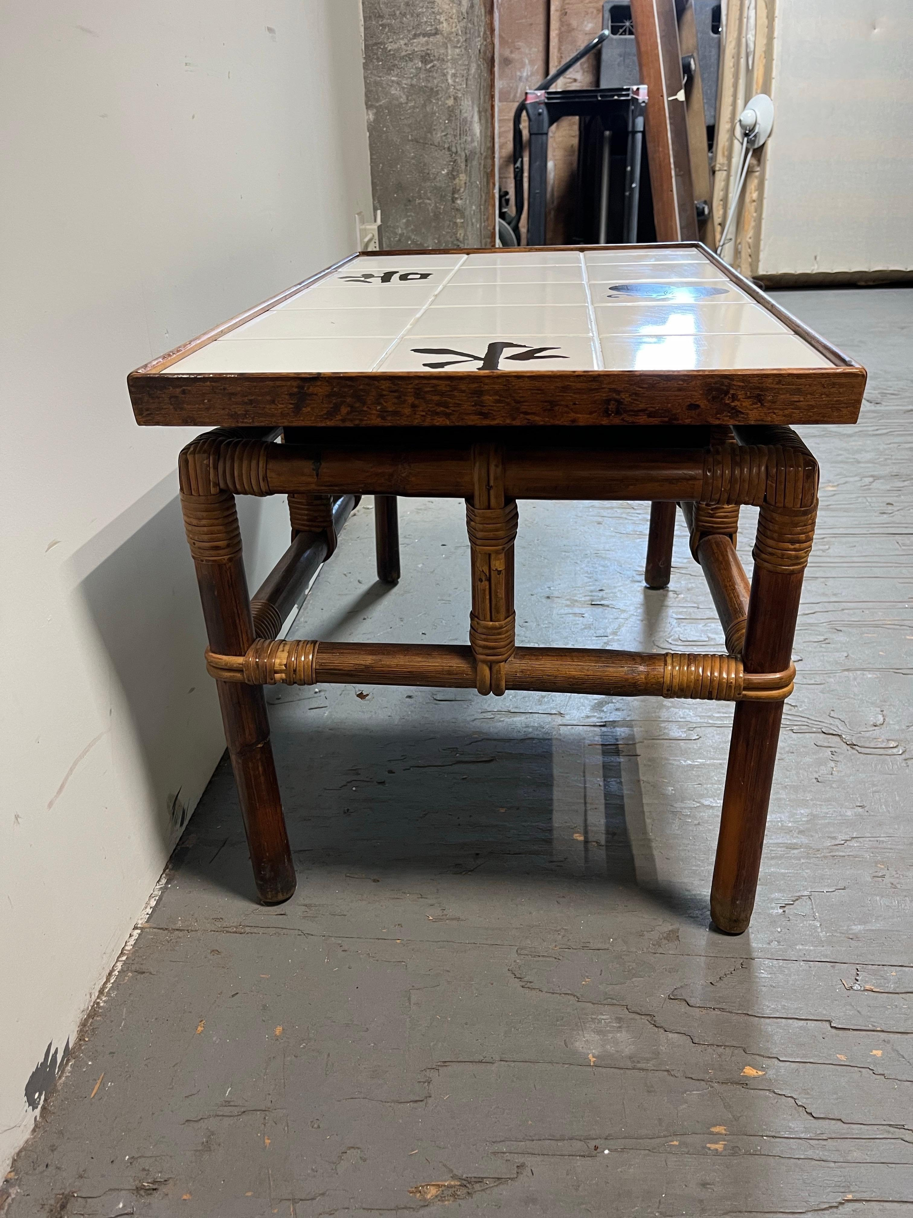 Cette table d'appoint unique en bambou et rotin de style pagode a été conçue par John Wisner pour Ficks Reed, vers les années 1950. Diplômé de la Parsons School of Design en 1935, John Wisner a dessiné pour des clients privés et des entreprises,