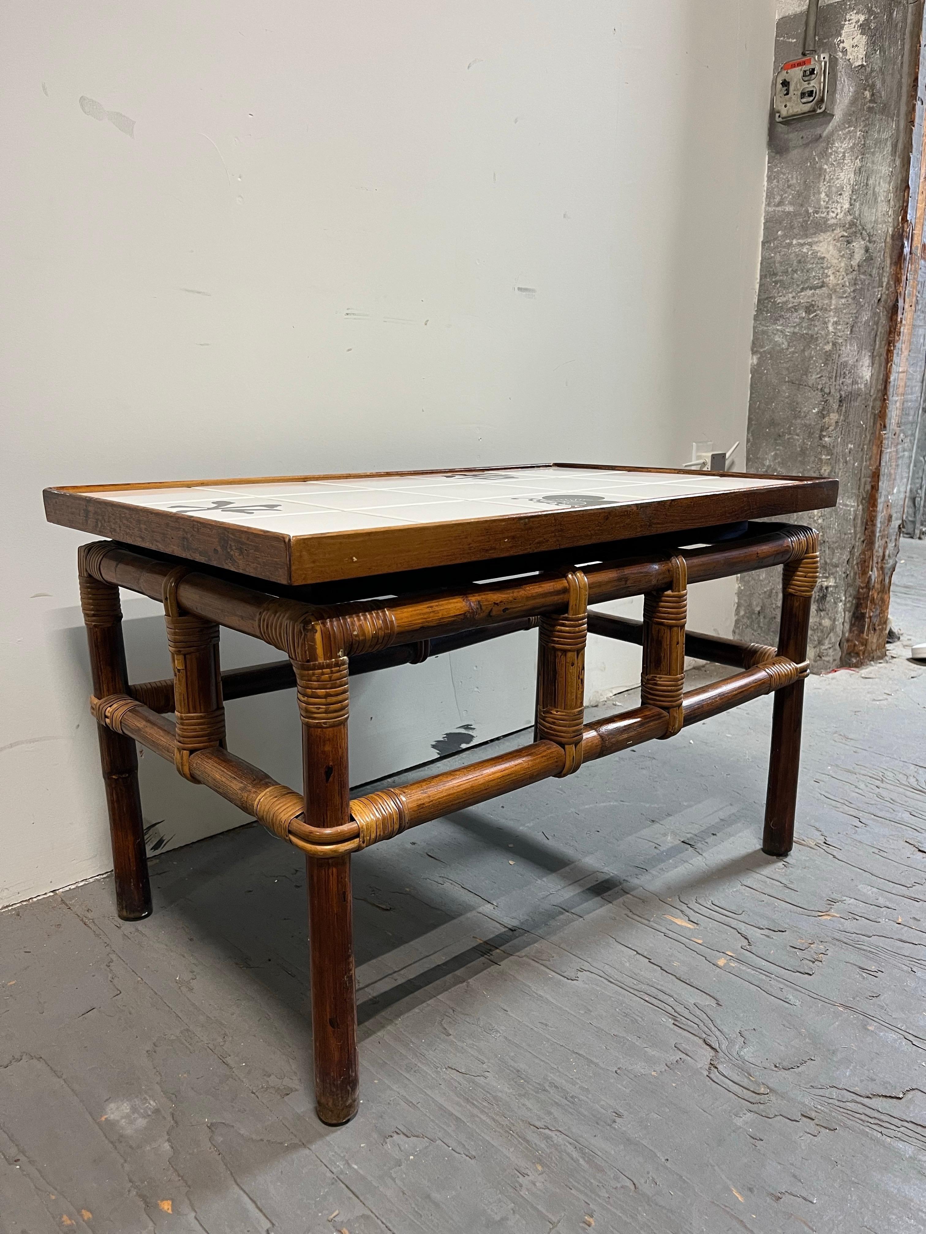 Mid-Century Modern Vintage John Wisner Ficks Reed Asian Modern Rattan Bamboo Tile Top Side Table en vente