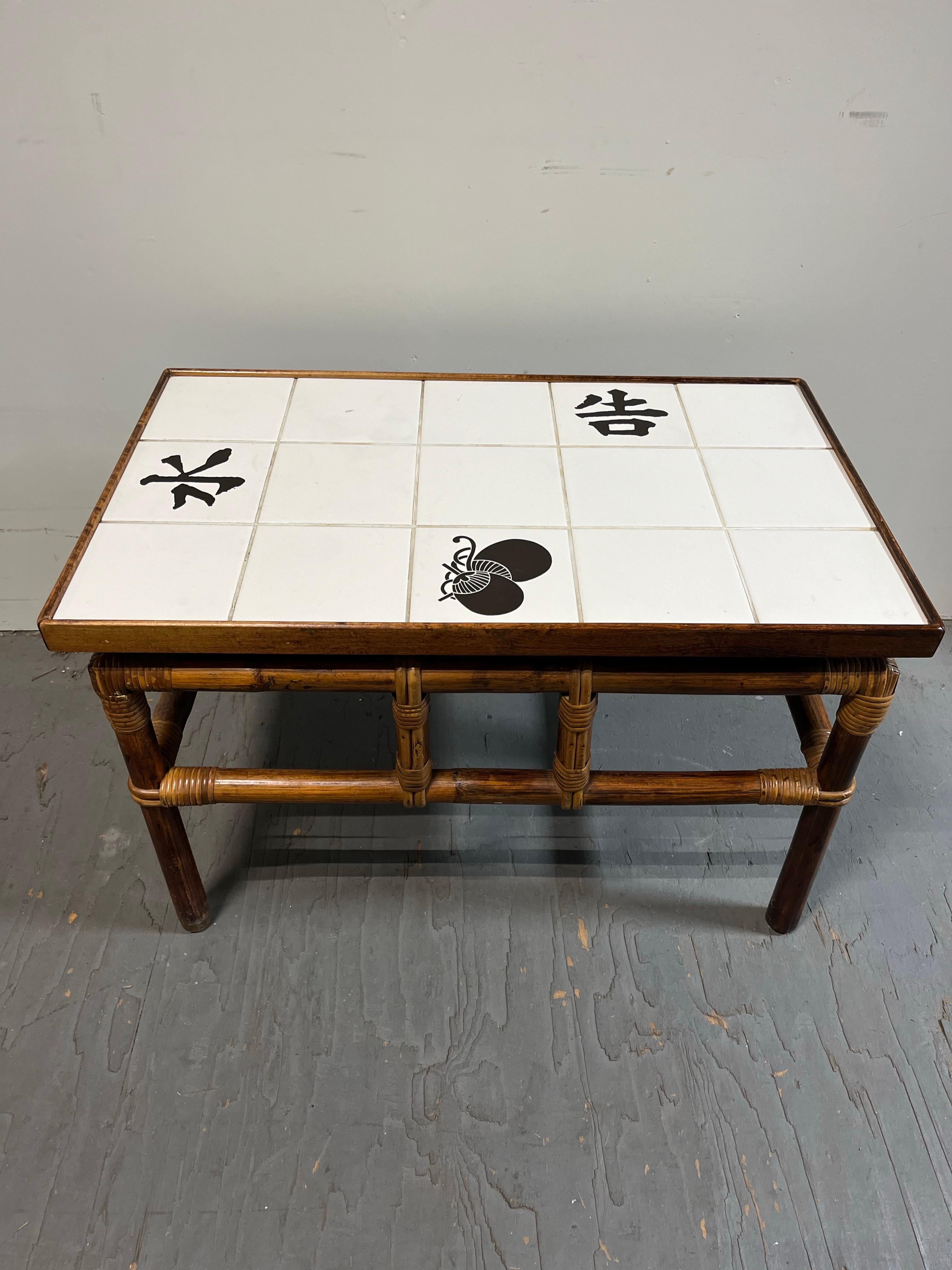 Américain Vintage John Wisner Ficks Reed Asian Modern Rattan Bamboo Tile Top Side Table en vente