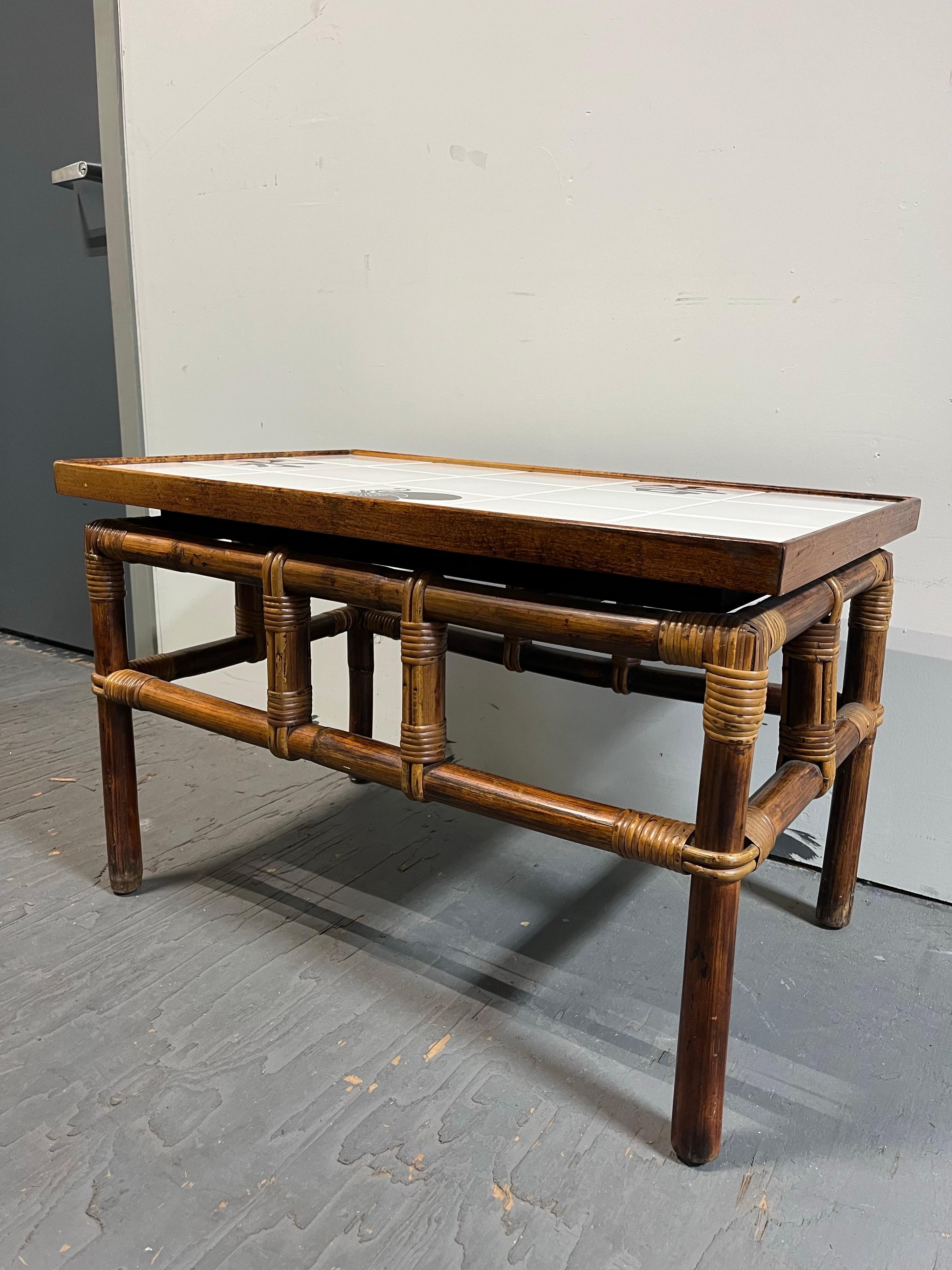 Vintage John Wisner Ficks Reed Asian Modern Rattan Bamboo Tile Top Side Table Bon état - En vente à W Allenhurst, NJ