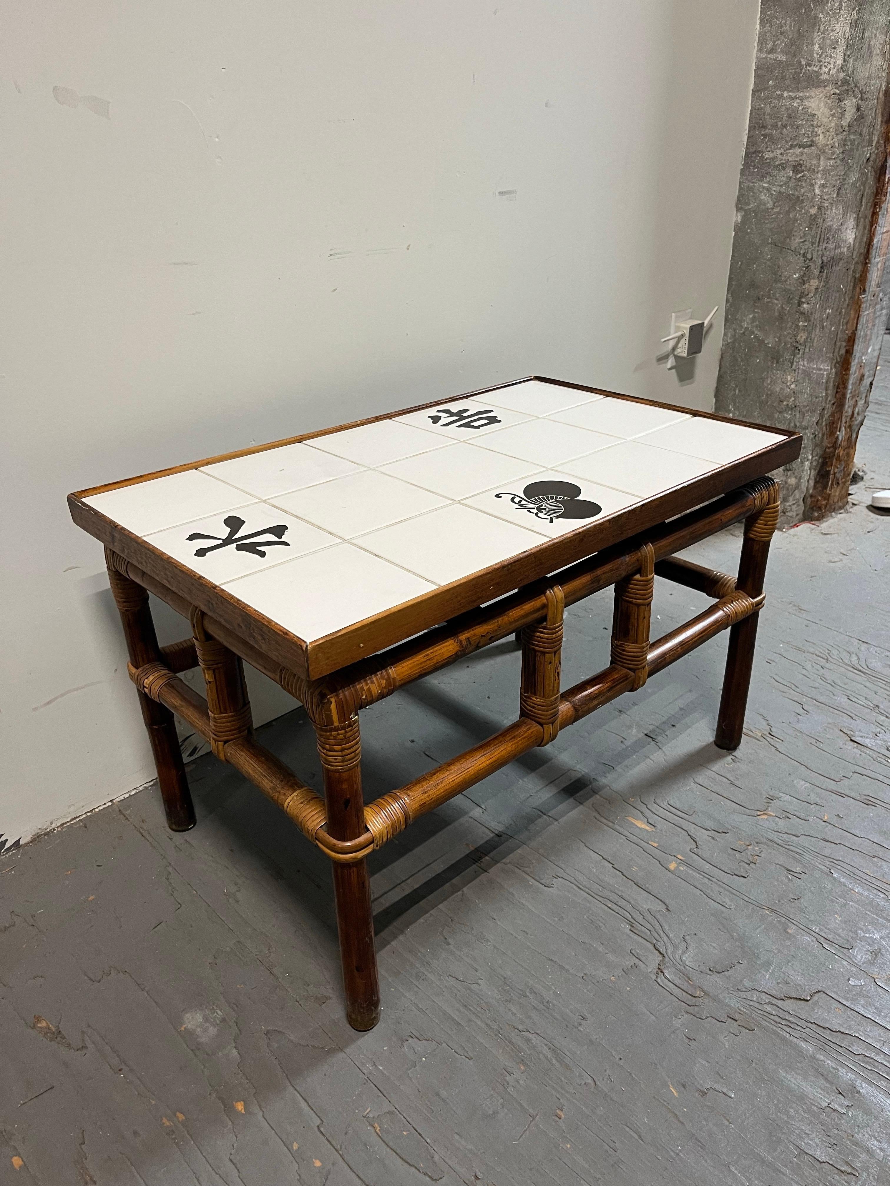 20ième siècle Vintage John Wisner Ficks Reed Asian Modern Rattan Bamboo Tile Top Side Table en vente