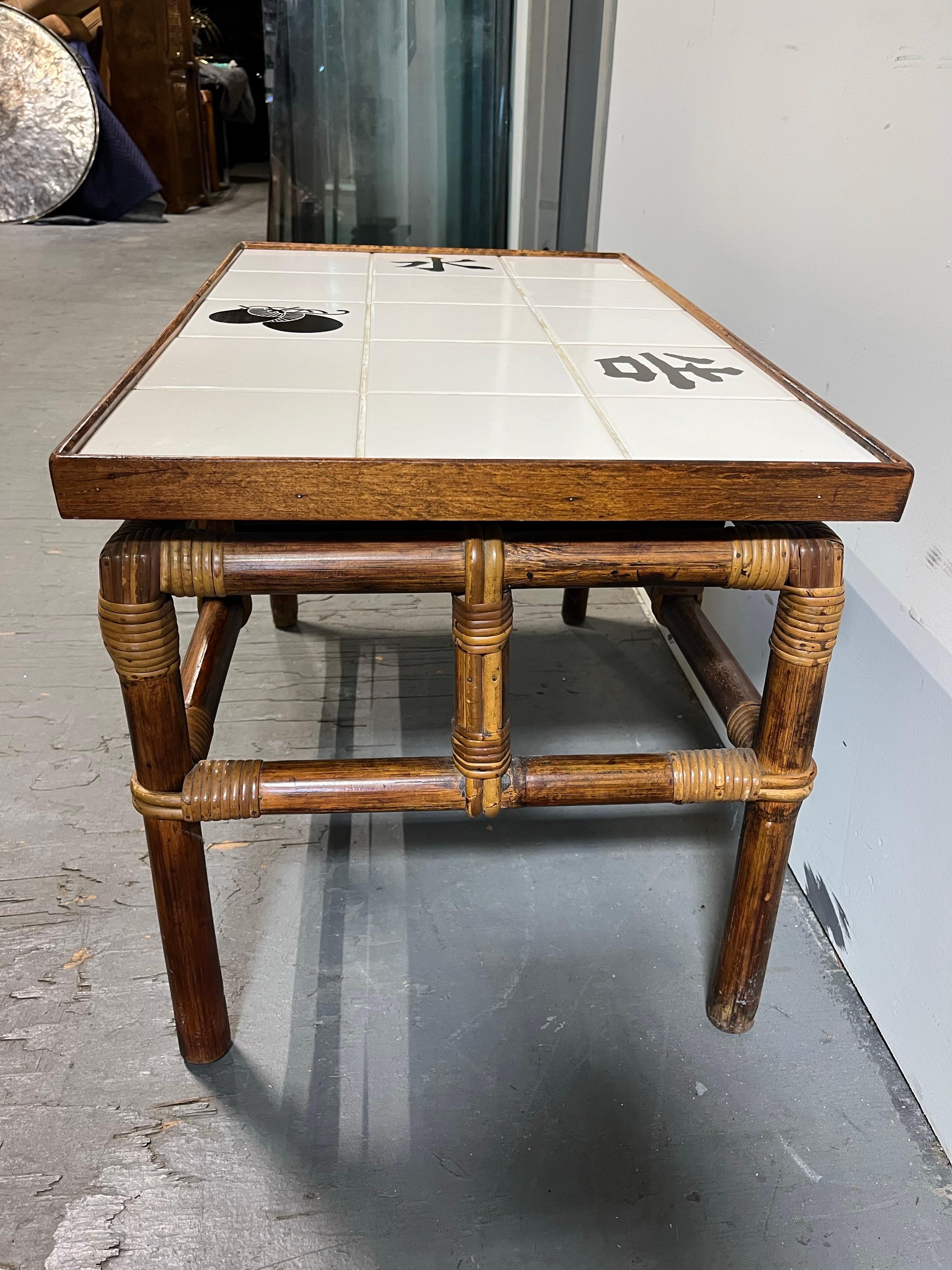 Céramique Vintage John Wisner Ficks Reed Asian Modern Rattan Bamboo Tile Top Side Table en vente