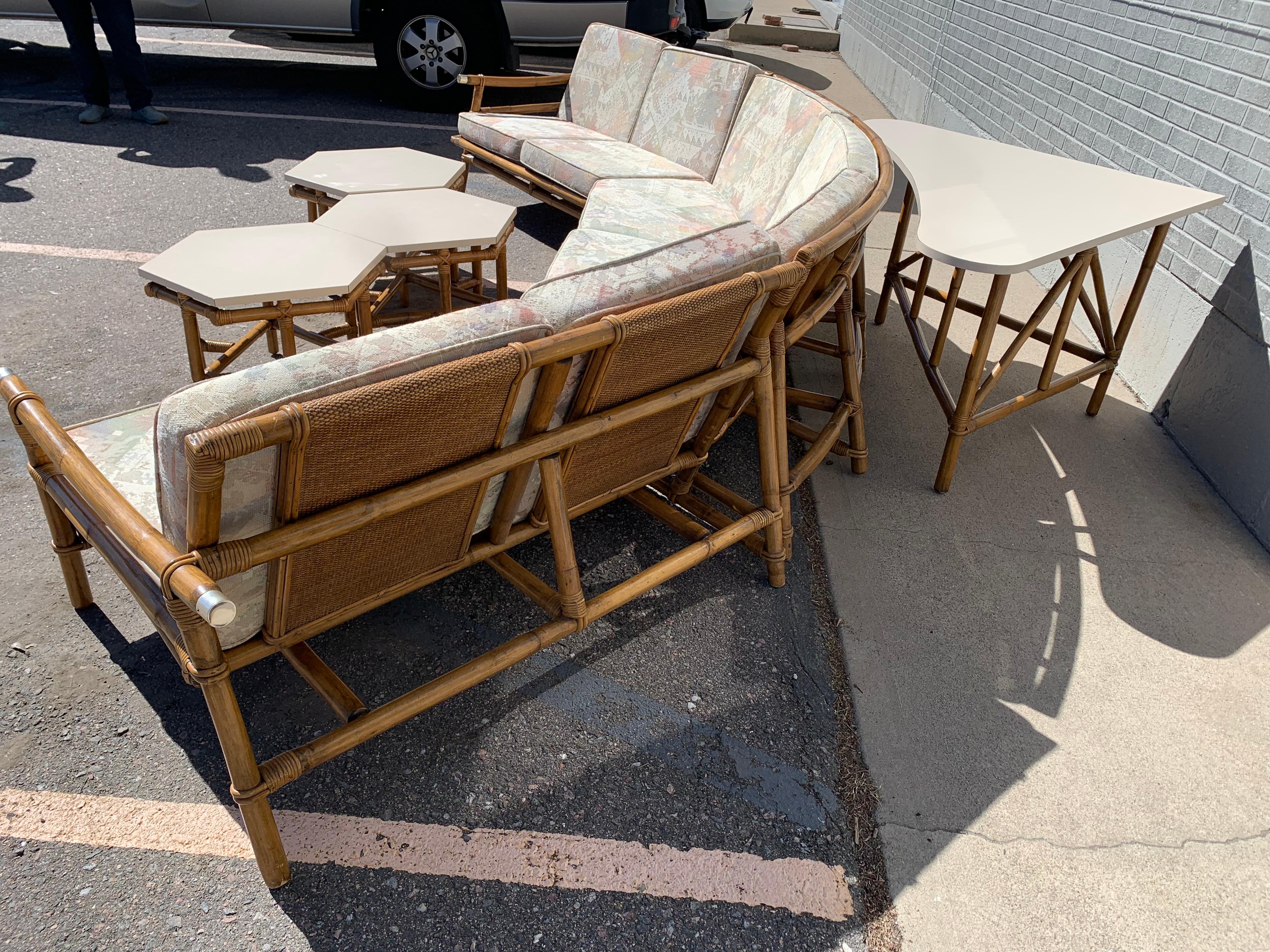 Mid-Century moderno John Wisner per Ficks Reed 3 pezzi e tavolo d'angolo d'epoca in vendita