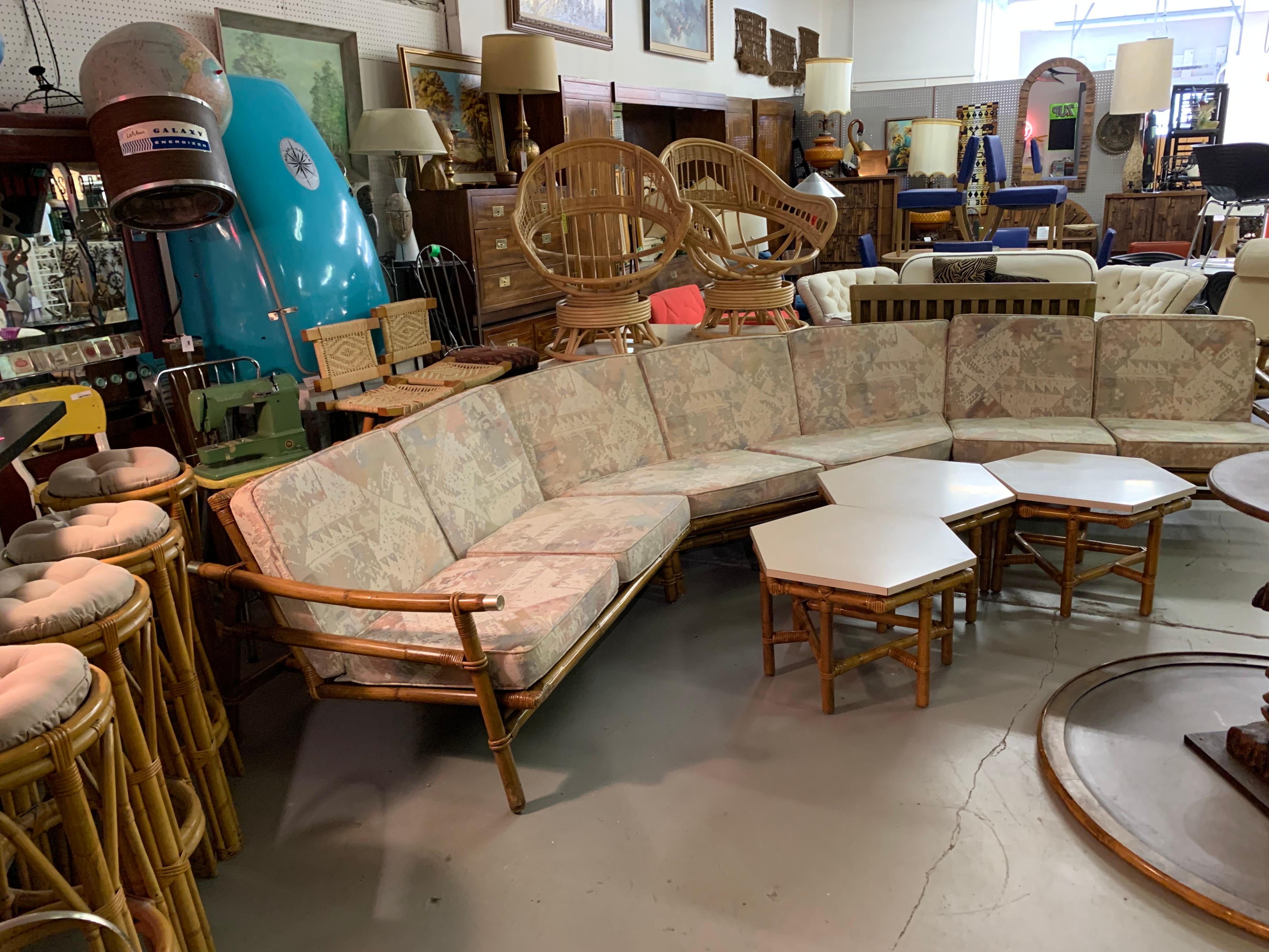 Metà XX secolo John Wisner per Ficks Reed 3 pezzi e tavolo d'angolo d'epoca in vendita