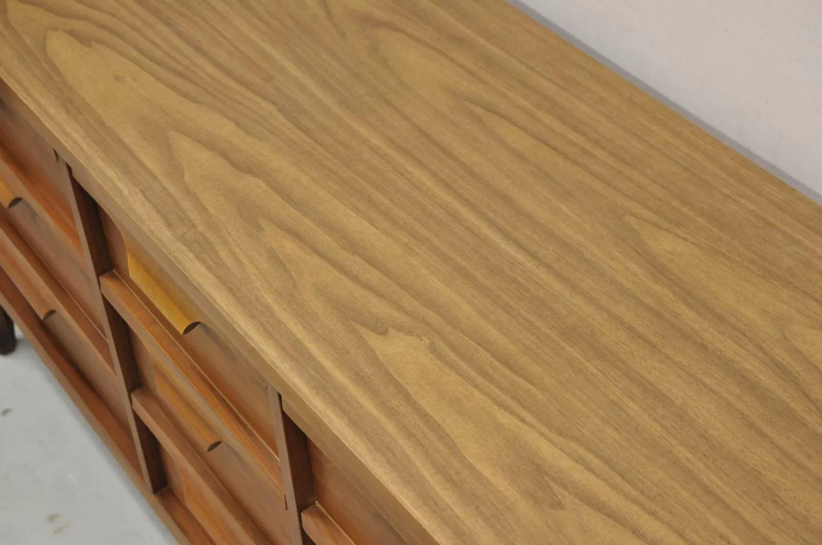 Cómoda Credenza Vintage Johnson Carper Mid Century Modern Nogal con tapa de fórmica en venta 4