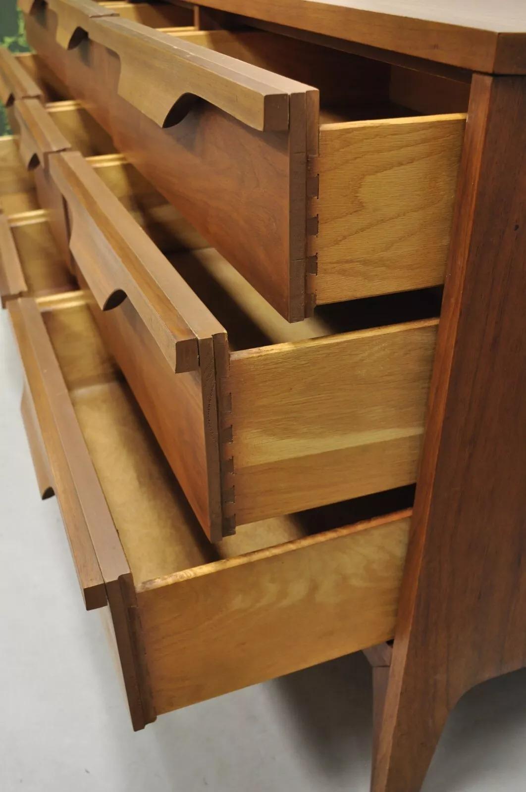 Cómoda Credenza Vintage Johnson Carper Mid Century Modern Nogal con tapa de fórmica en venta 5