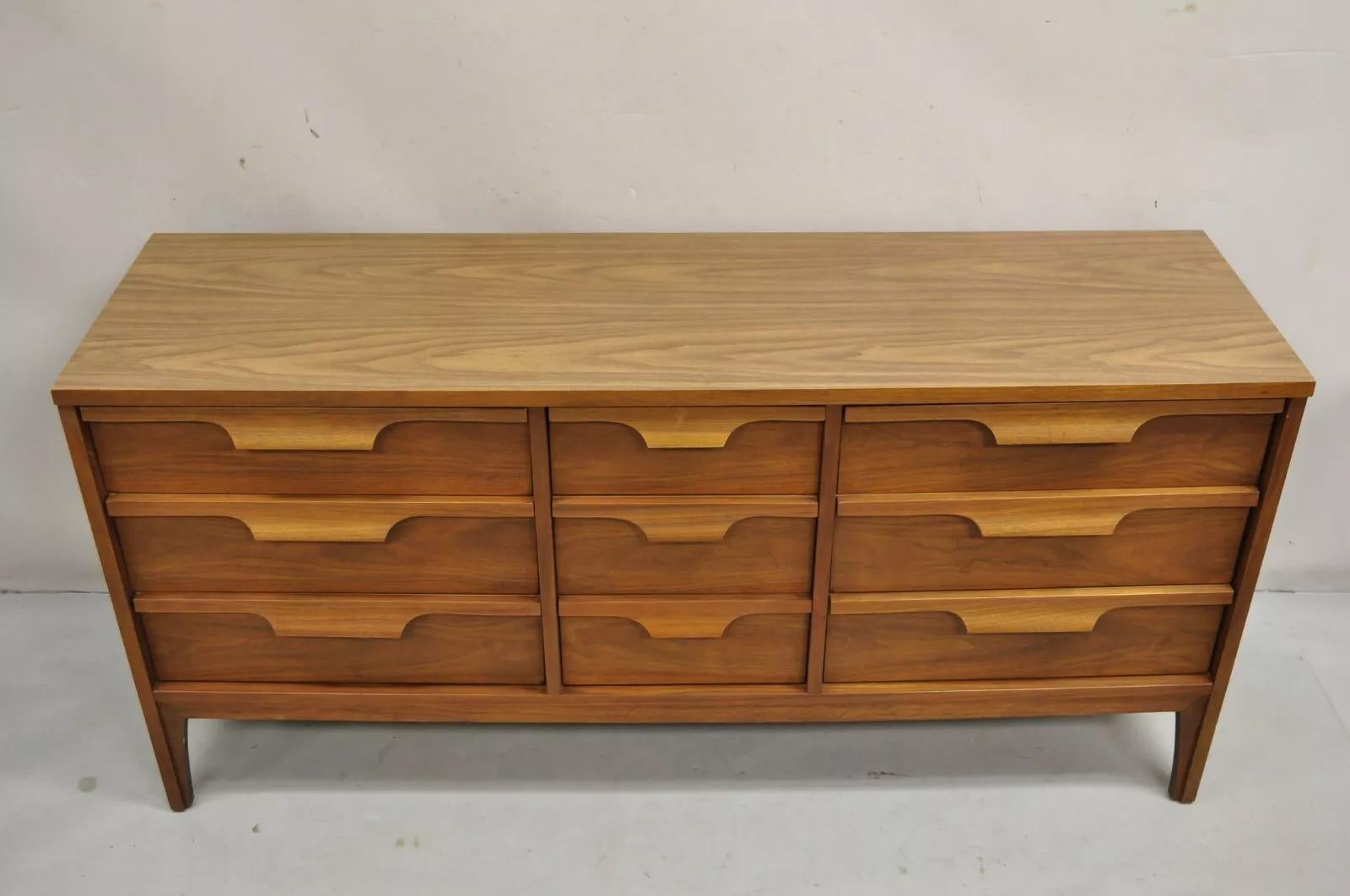 Cómoda Credenza Vintage Johnson Carper Mid Century Modern Nogal con tapa de fórmica Moderno de mediados de siglo en venta