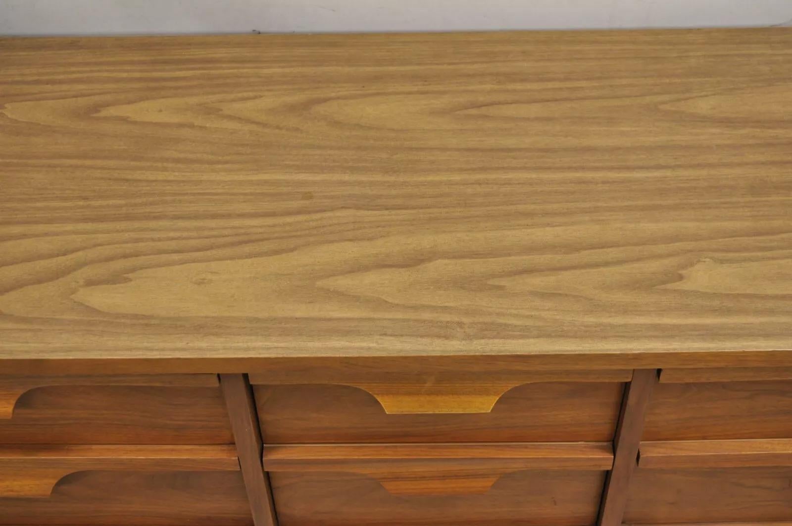 Cómoda Credenza Vintage Johnson Carper Mid Century Modern Nogal con tapa de fórmica Desconocido en venta