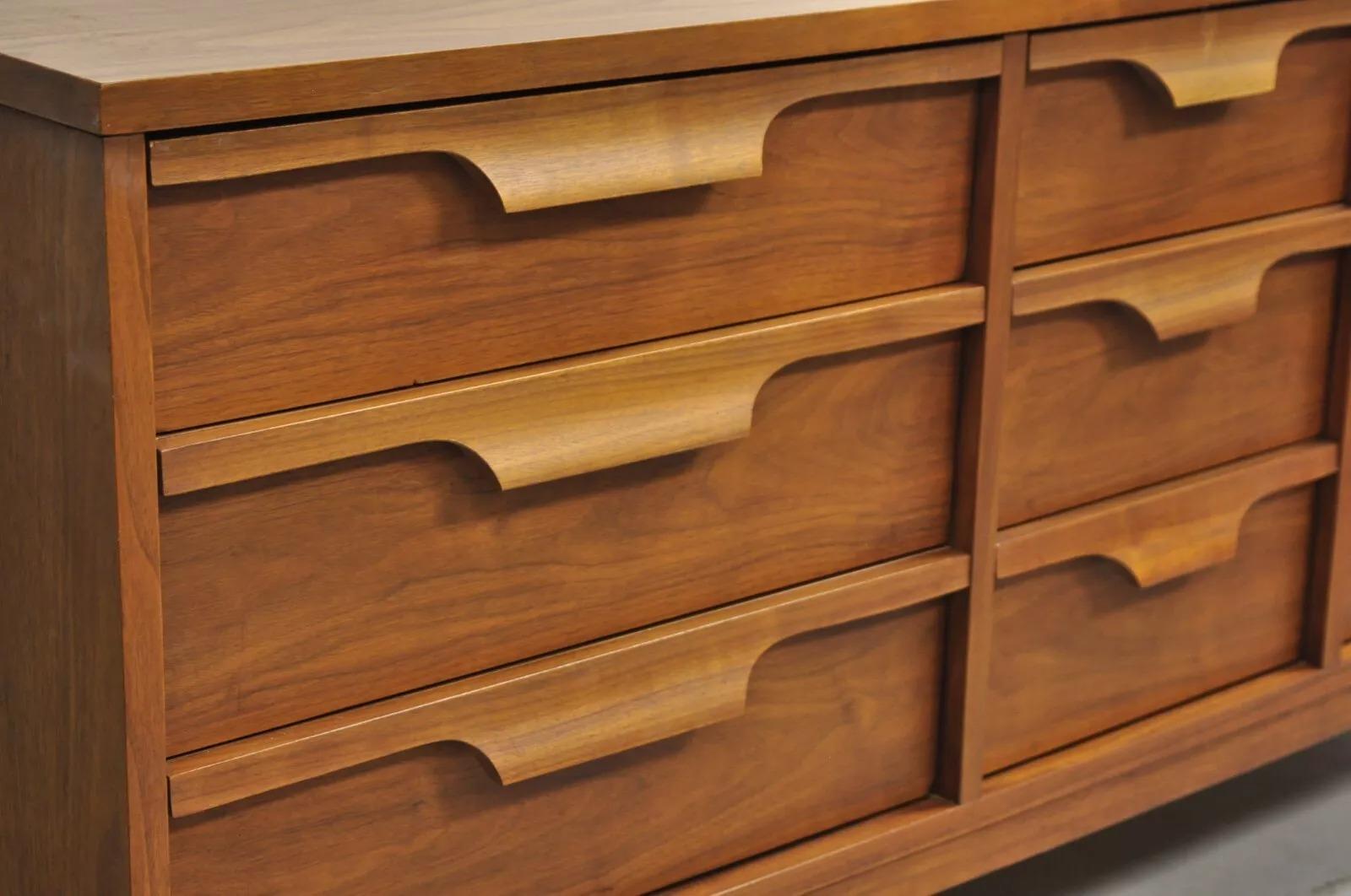 Cómoda Credenza Vintage Johnson Carper Mid Century Modern Nogal con tapa de fórmica en Bueno estado para la venta en Philadelphia, PA