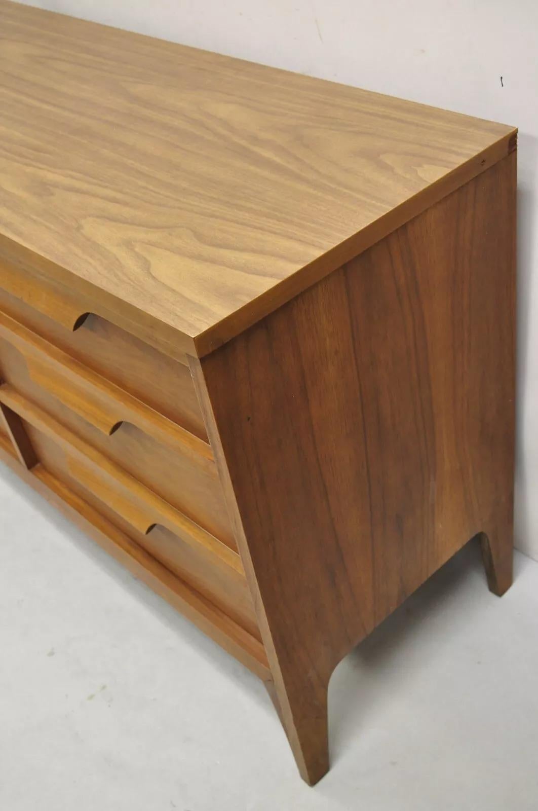 Cómoda Credenza Vintage Johnson Carper Mid Century Modern Nogal con tapa de fórmica siglo XX en venta