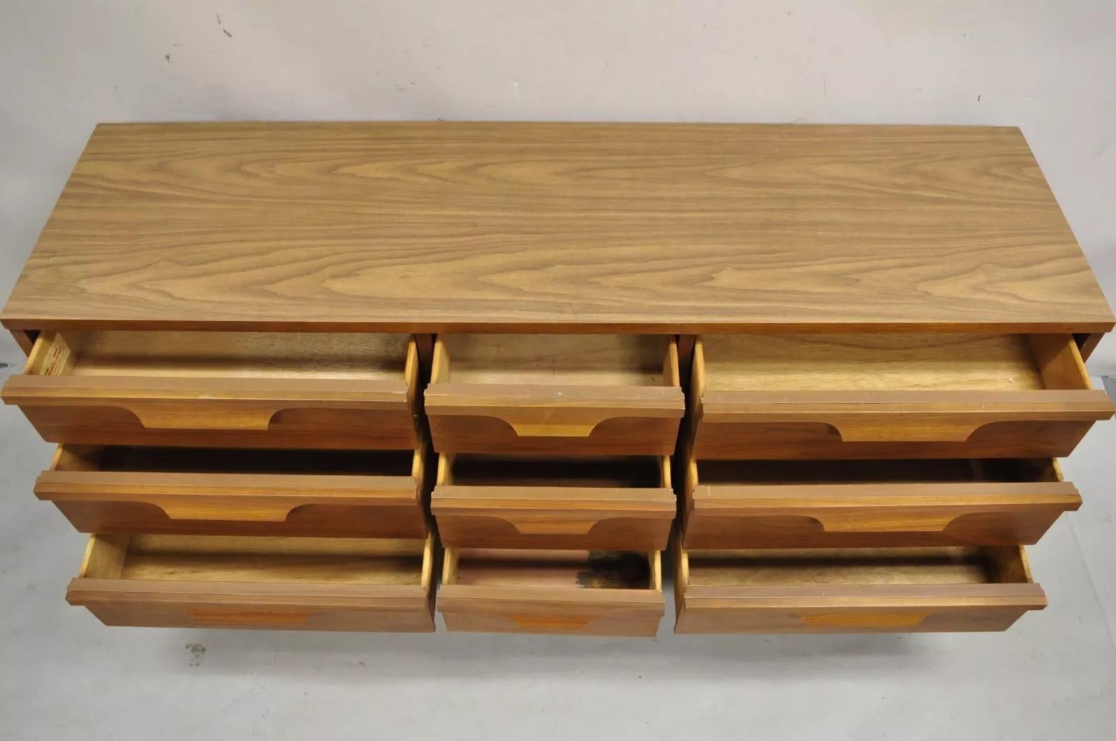 Cómoda Credenza Vintage Johnson Carper Mid Century Modern Nogal con tapa de fórmica Fórmica en venta