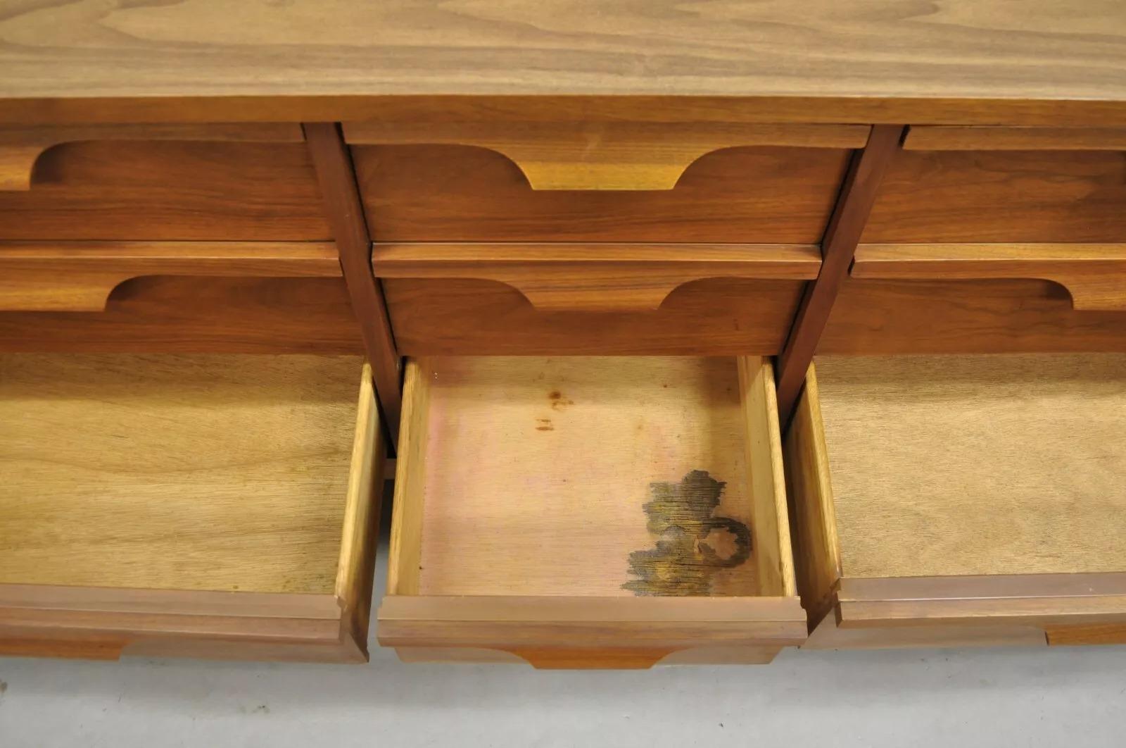 Cómoda Credenza Vintage Johnson Carper Mid Century Modern Nogal con tapa de fórmica en venta 1