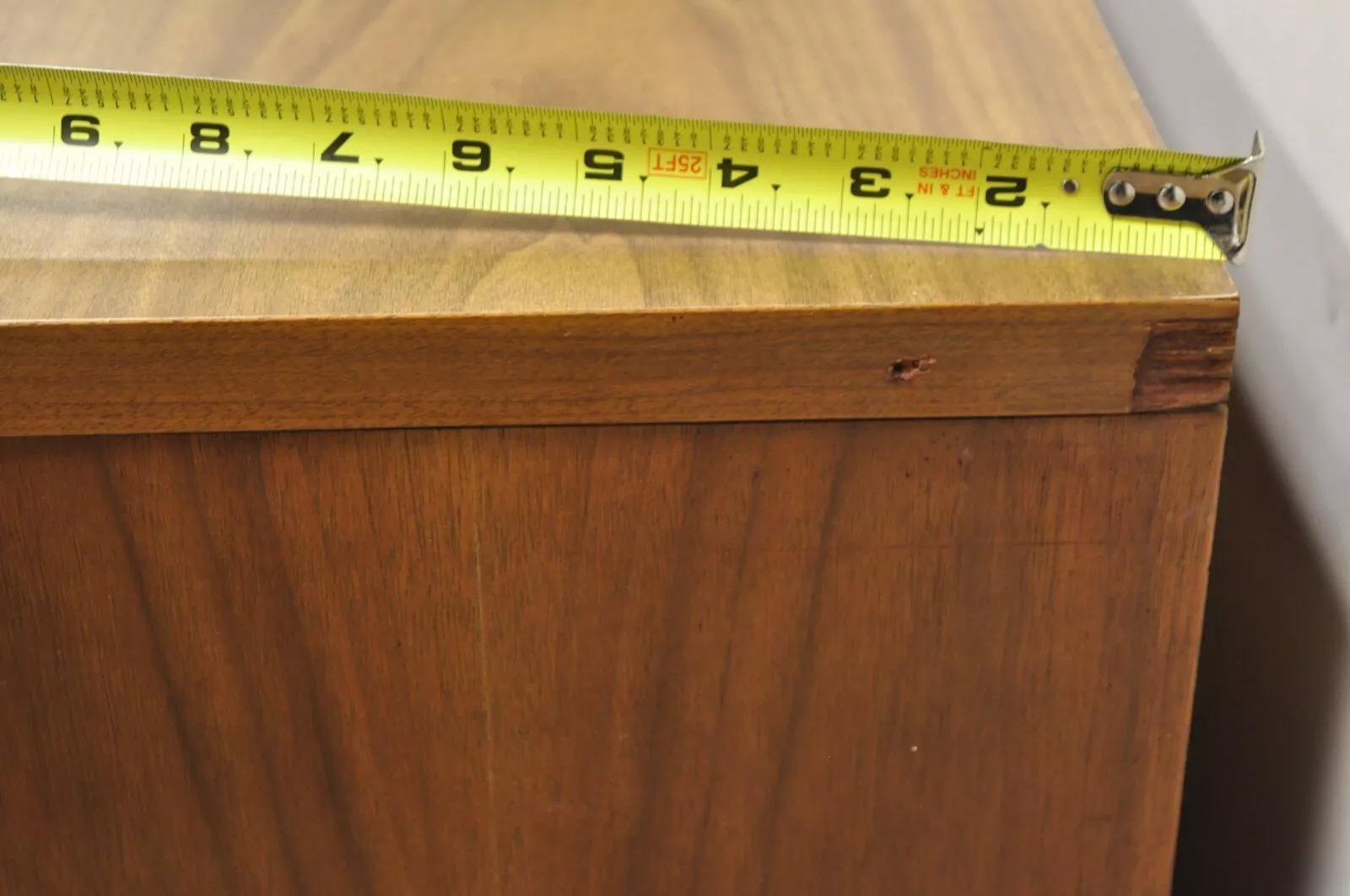 Cómoda Credenza Vintage Johnson Carper Mid Century Modern Nogal con tapa de fórmica en venta 2