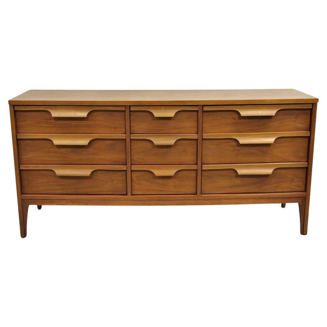 Vintage Johnson Carper Mid Century Modern Credenza Dresser en noyer avec dessus en formica