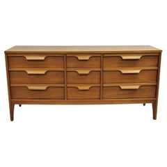 Vintage Johnson Carper Mid Century Modern Credenza Dresser en noyer avec dessus en formica