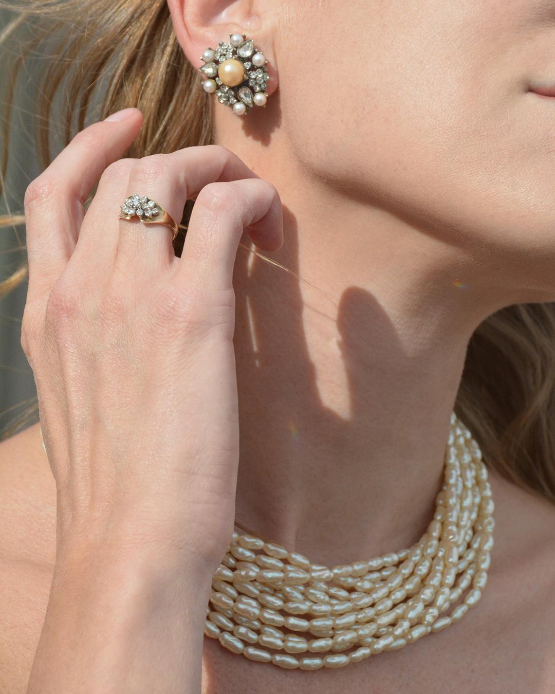 Vintage Jolie Gabor Perlen- und Kristall-Halskette + Ohrringe Parure im Zustand „Hervorragend“ im Angebot in New York, NY