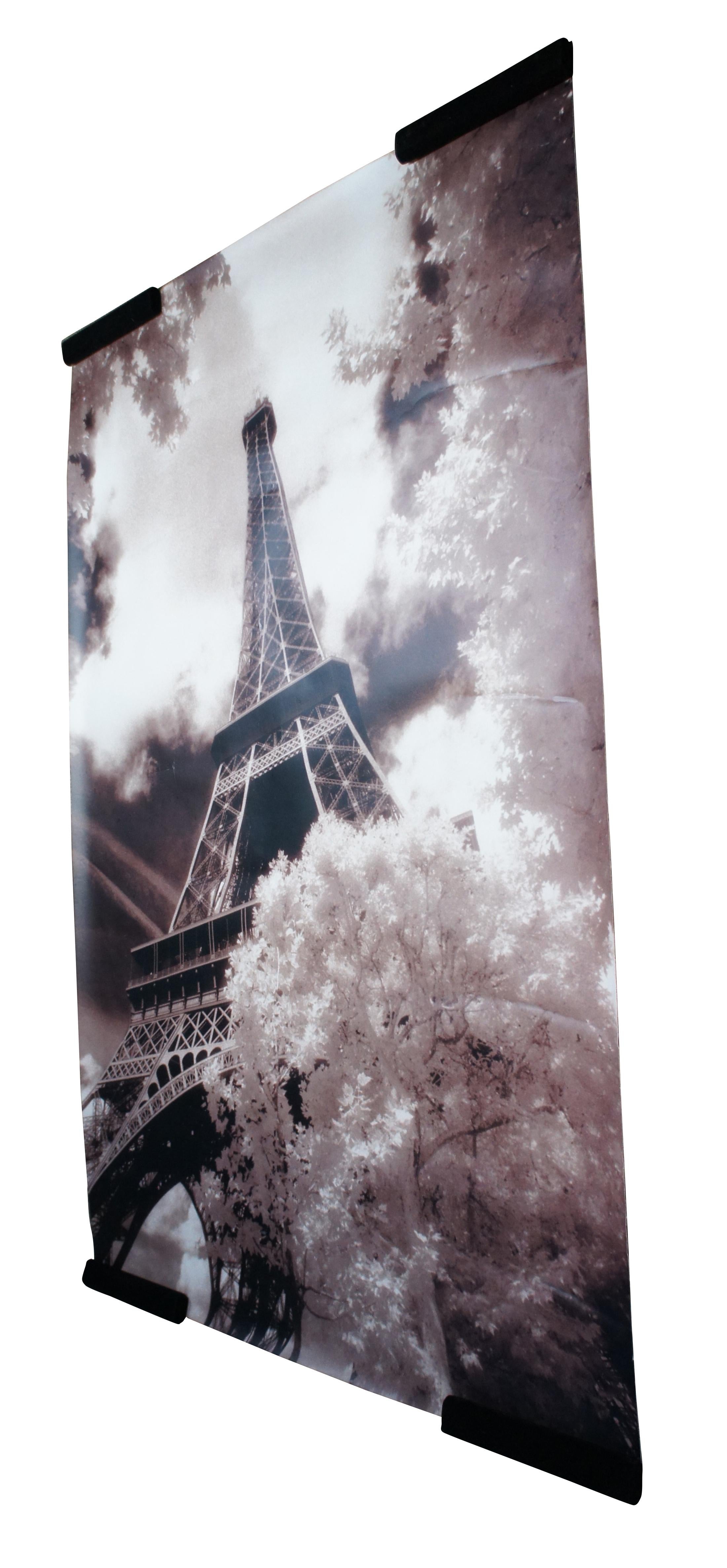 Jon Arnold: Eiffelturm in Übergröße, Paris, Frankreich, Poster Fujifilm 72 (Moderne) im Angebot
