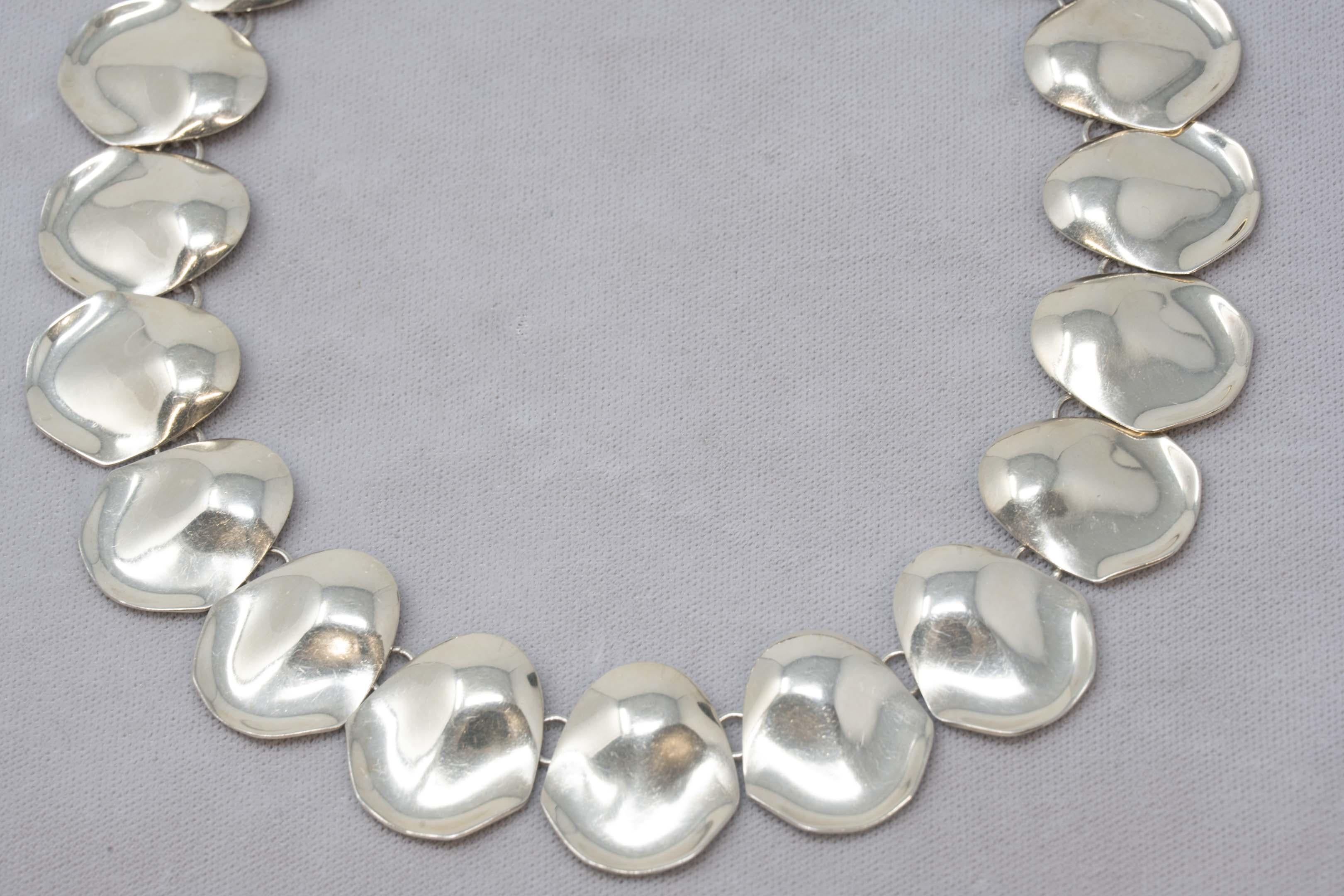 Vintage Taxco Mexico Jondell Ent Silver Co. necklace stamped on the clasp. Measures 16 1/4 inches long, made of 19 shell design sterling silver link. In good condition.