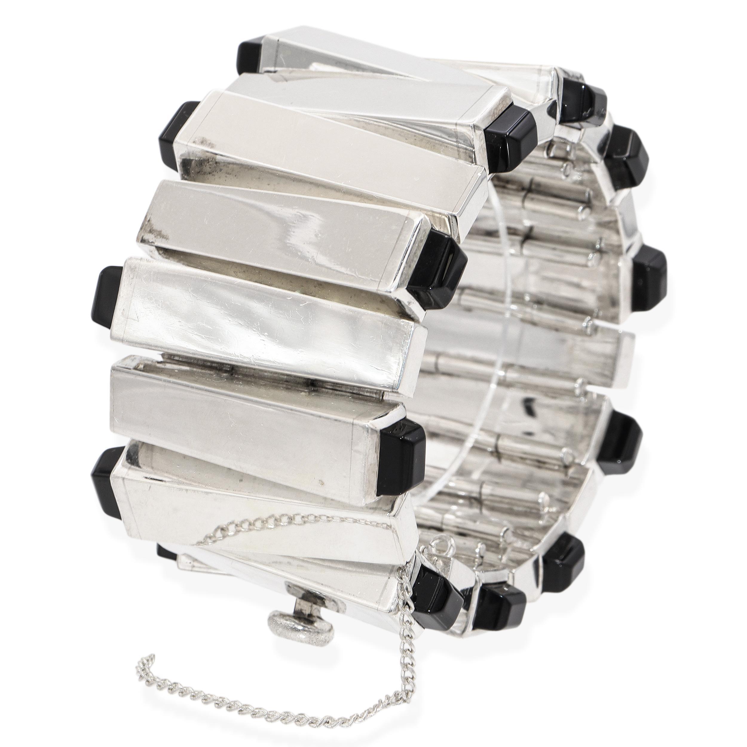 Außergewöhnliches Jondell-Armband, handgefertigt in Taxco, Mexiko, mit kühnen architektonischen Gliedern aus Sterlingsilber, die an jeder Ecke mit schwarzen Onyx-Cabochons besetzt sind. Das skulpturale, klappbare Design erzeugt ein dynamisches