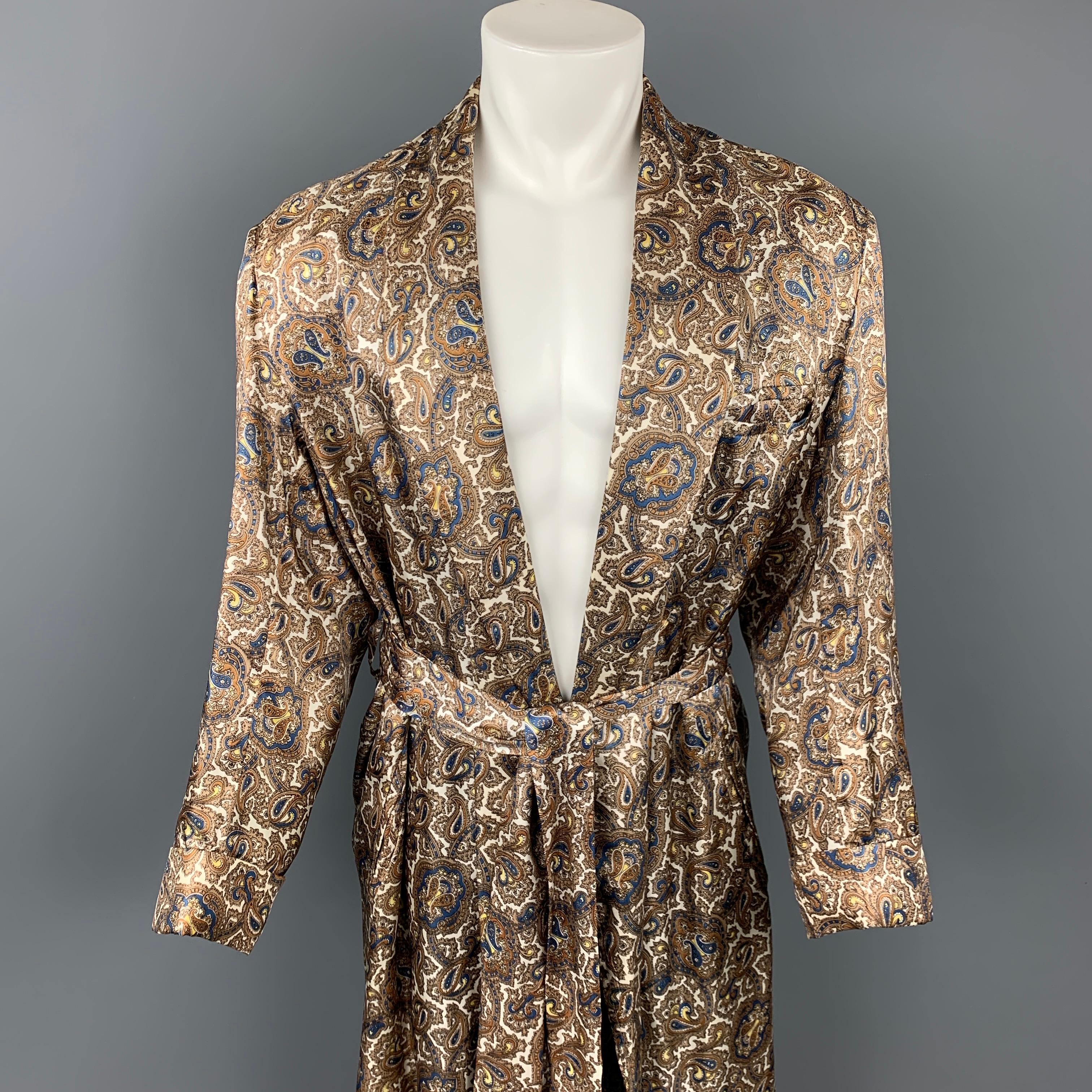 Vintage JORDAN MARSH robe comes in a taupe & white paisley silk with a teal liner featuring a shawl collar, open front, and belted closure.

Good Pre-Owned Condition.
Marked: No size marked

Measurements:

Shoulder: 18 in.
Chest: 40 in.
Sleeve: 23
