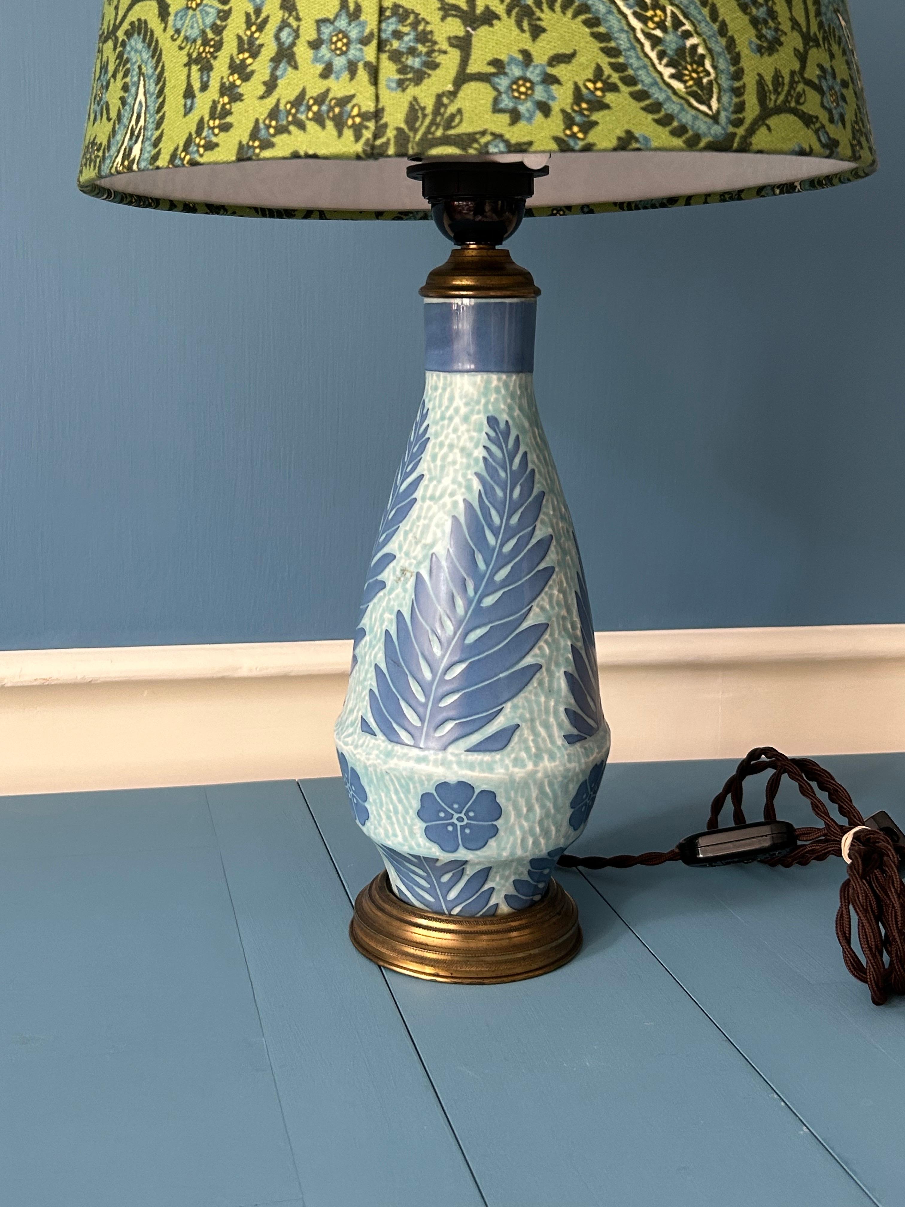 20ième siècle Lampe de table vintage en céramique Josef Ekberg avec abat-jour vert, Suède, 20e siècle en vente