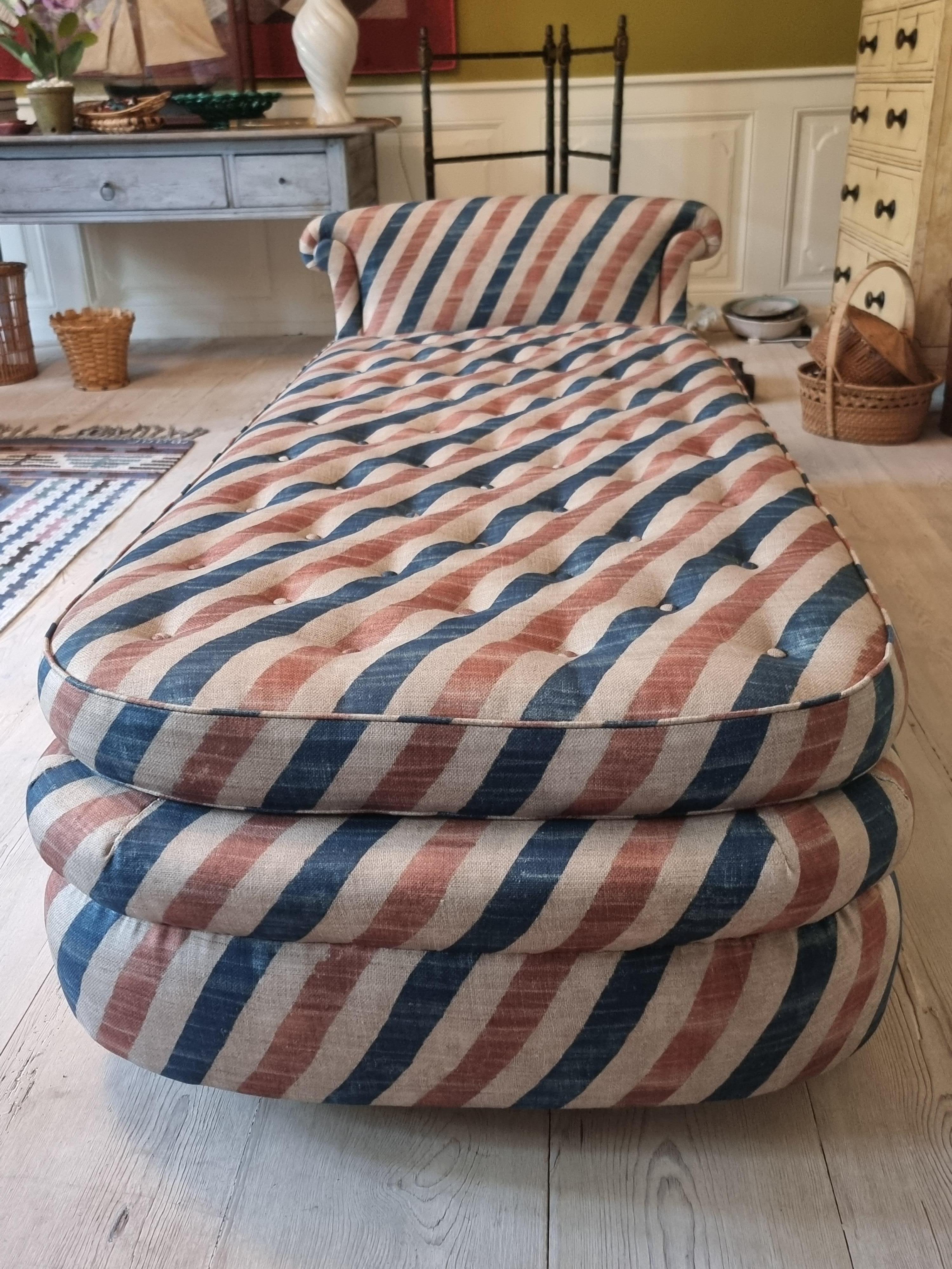 Vintage Josef Frank Daybed in Re-Upholstered Textile, Sweden 7