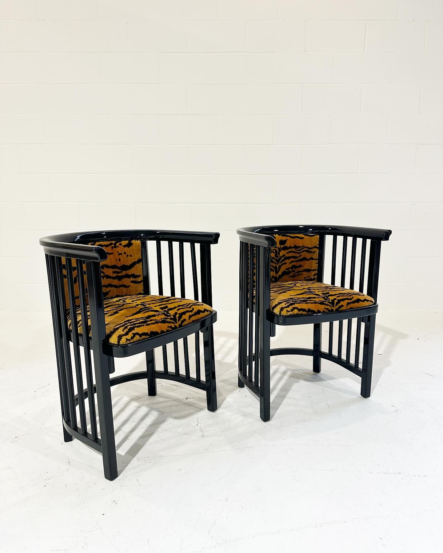 Nello stile di Josef Hoffmann.

Unico nel suo genere. 

Queste bellissime sedie sono state rivestite con il rinomato velluto Tigre di Luigi Bevilacqua. Questo velluto eccezionalmente lussuoso è realizzato a mano su telai del XVIII secolo.