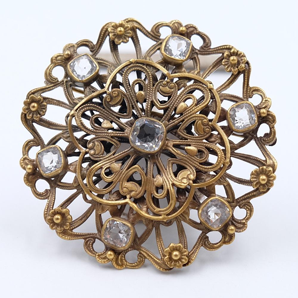 This stunning Joseff of Hollywood brooch is in perfect condition. Beautifully filigree metalwork and rhinestone decoration. Made of base metal and glass. Looks great with any outfit

Period: 1950s
Hallmark: Joseff
Condition: perfect
Dimensions: D 3