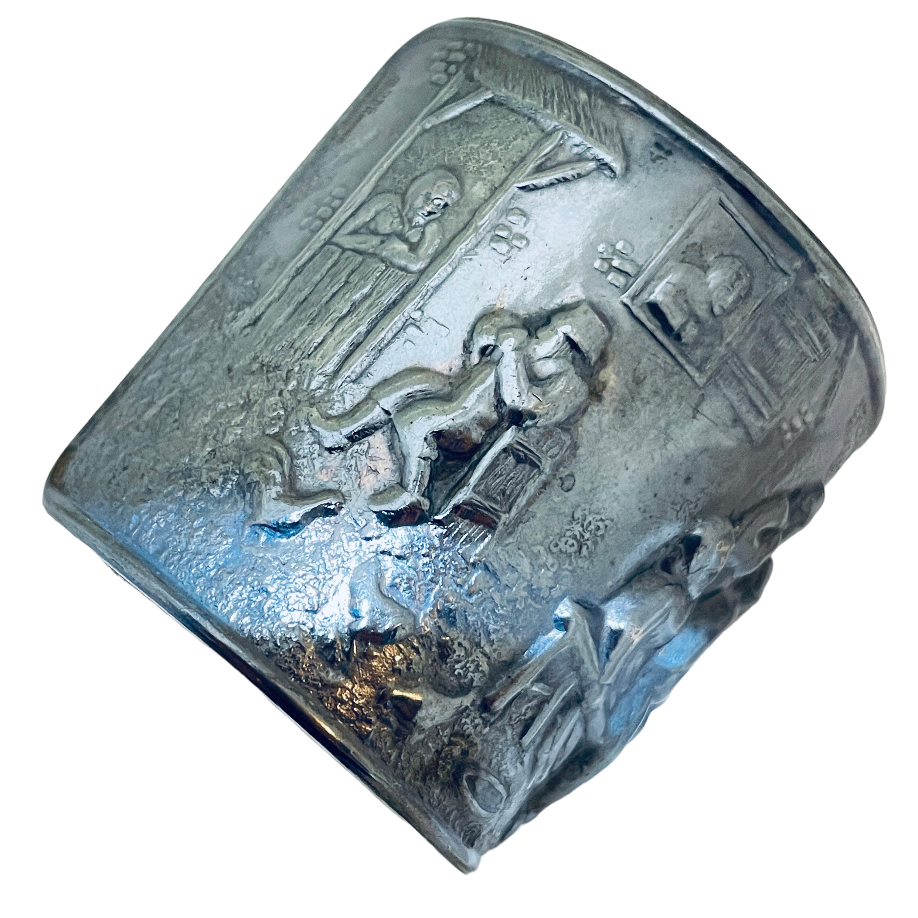 Braccialetto d'epoca JRS Danimarca in argento con repousse scenografica in vendita 1